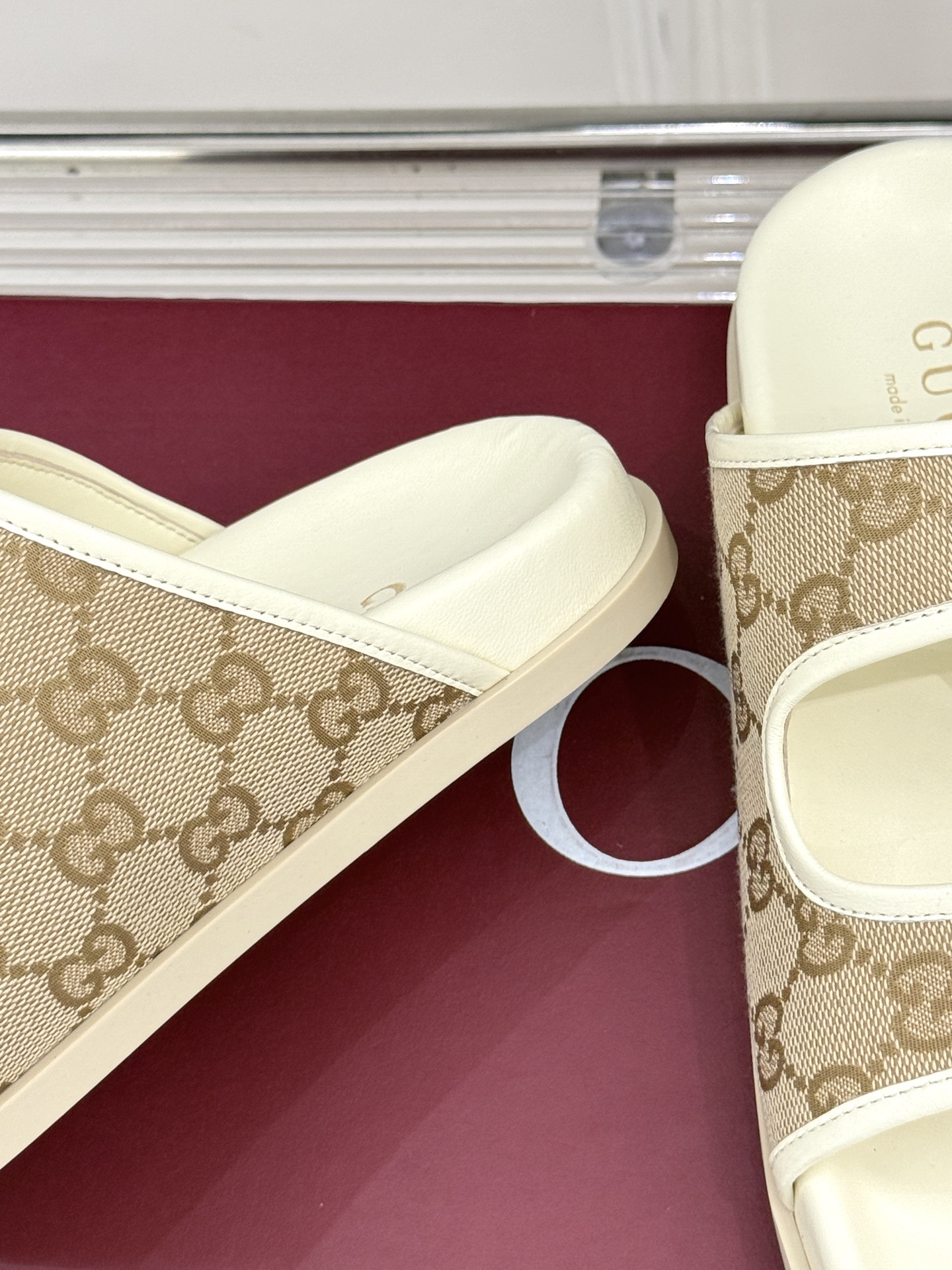 
Gucci/古驰经25WF春夏新品
双G扣沙滩魔术贴拖鞋
夏天必备懒人福音鞋 谁穿谁美！
很轻盈上脚意