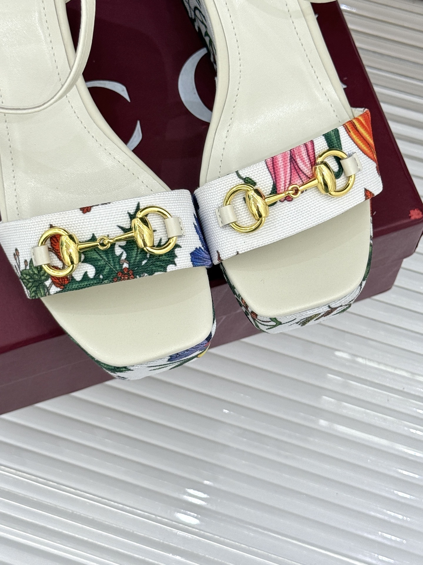 Gucci/古驰25ss花卉印花马衔扣
坡跟凉鞋
它将经典马衔扣与绚烂花卉印花融合
马衔扣闪耀质感亮相