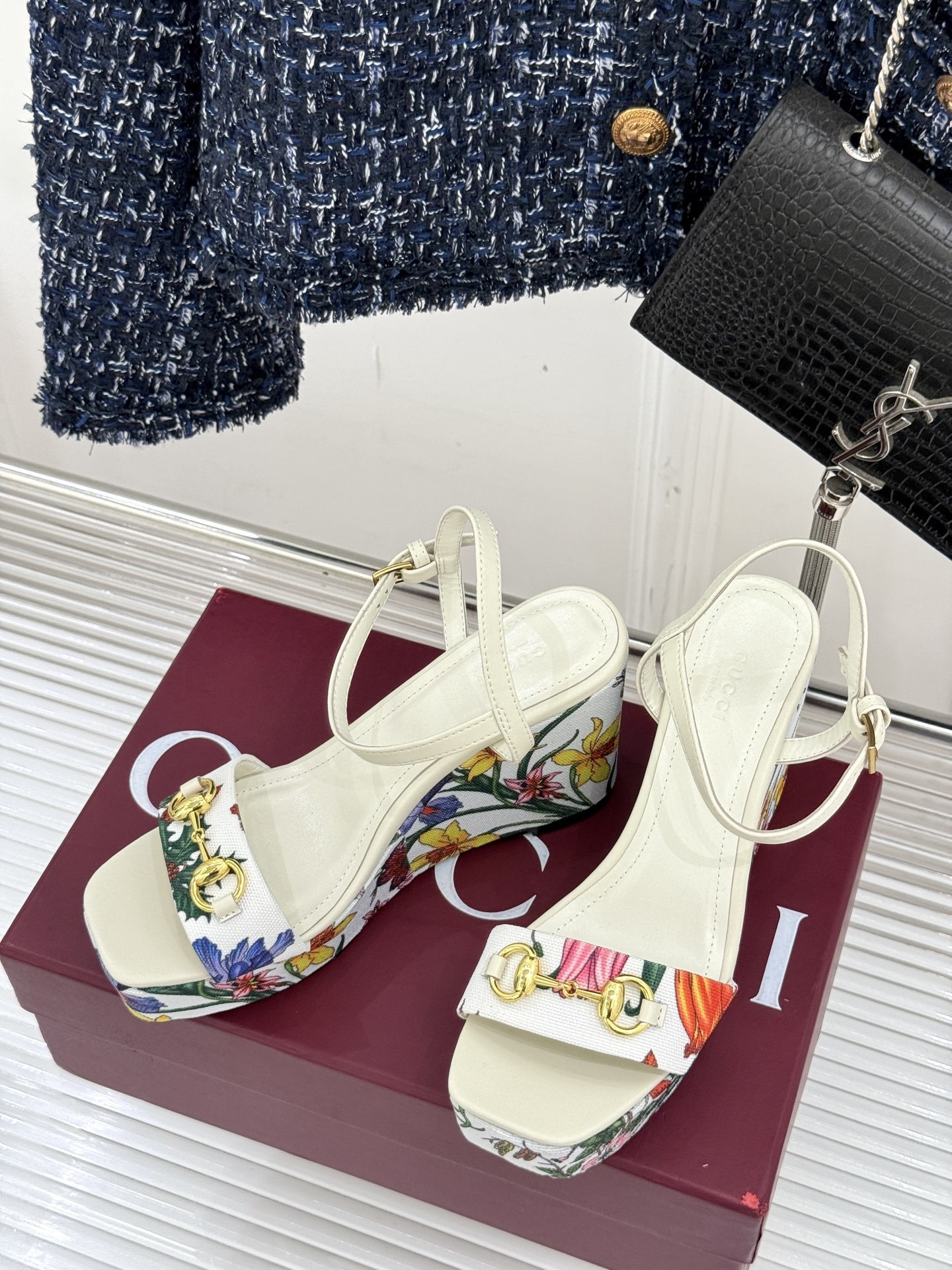 Gucci/古驰25ss花卉印花马衔扣
坡跟凉鞋
它将经典马衔扣与绚烂花卉印花融合
马衔扣闪耀质感亮相