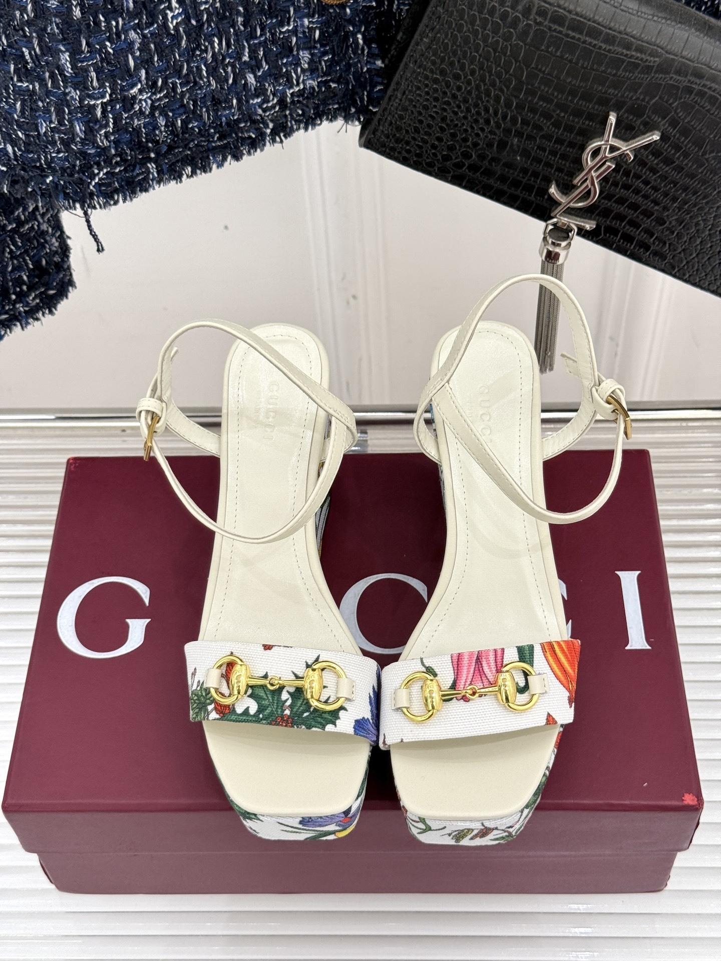 Gucci/古驰25ss花卉印花马衔扣
坡跟凉鞋
它将经典马衔扣与绚烂花卉印花融合
马衔扣闪耀质感亮相