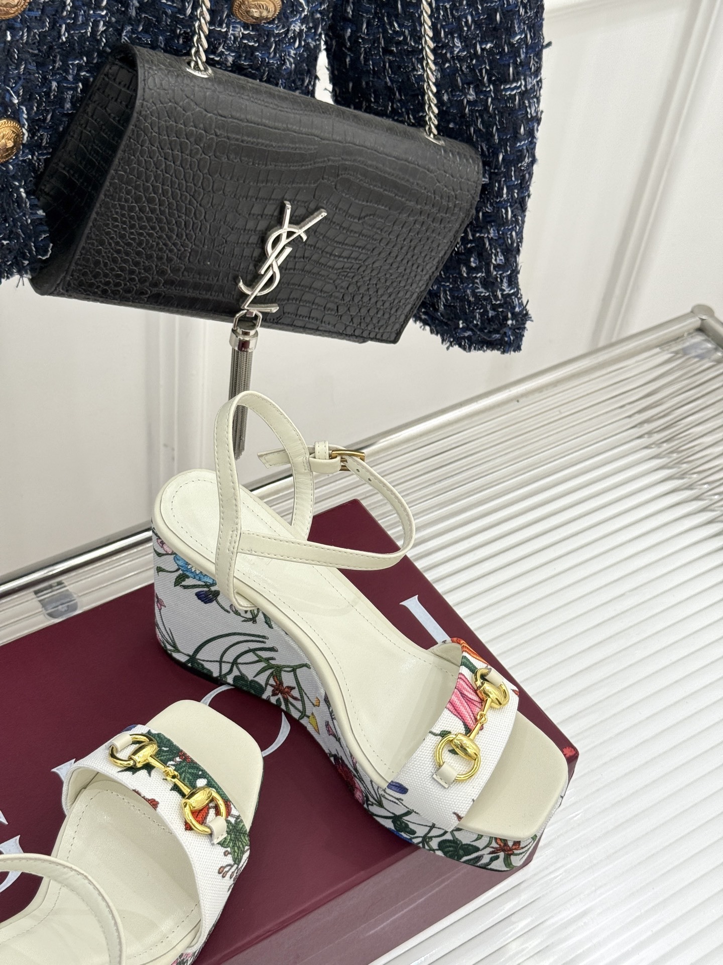 Gucci/古驰25ss花卉印花马衔扣
坡跟凉鞋
它将经典马衔扣与绚烂花卉印花融合
马衔扣闪耀质感亮相