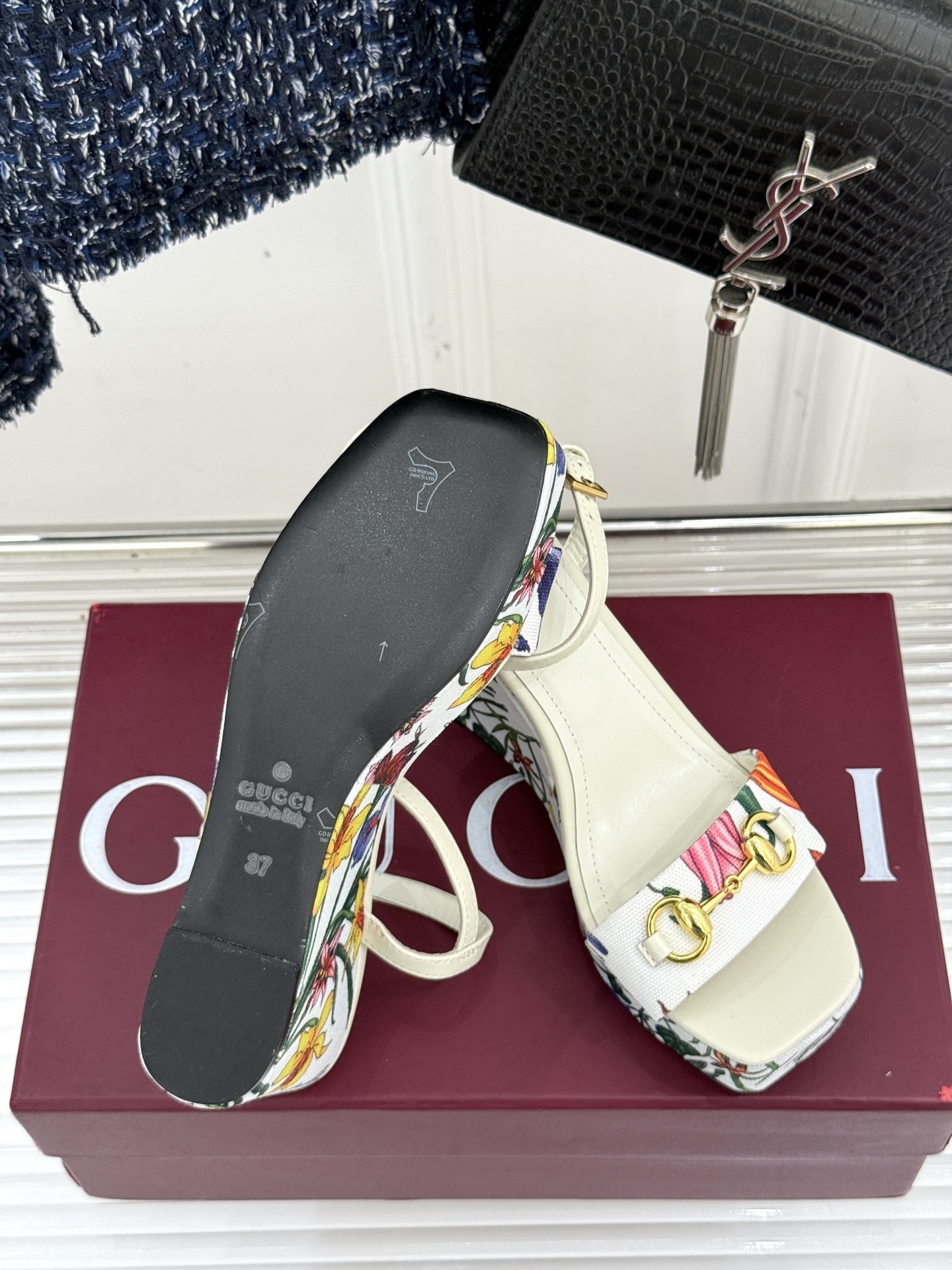 Gucci/古驰25ss花卉印花马衔扣
坡跟凉鞋
它将经典马衔扣与绚烂花卉印花融合
马衔扣闪耀质感亮相