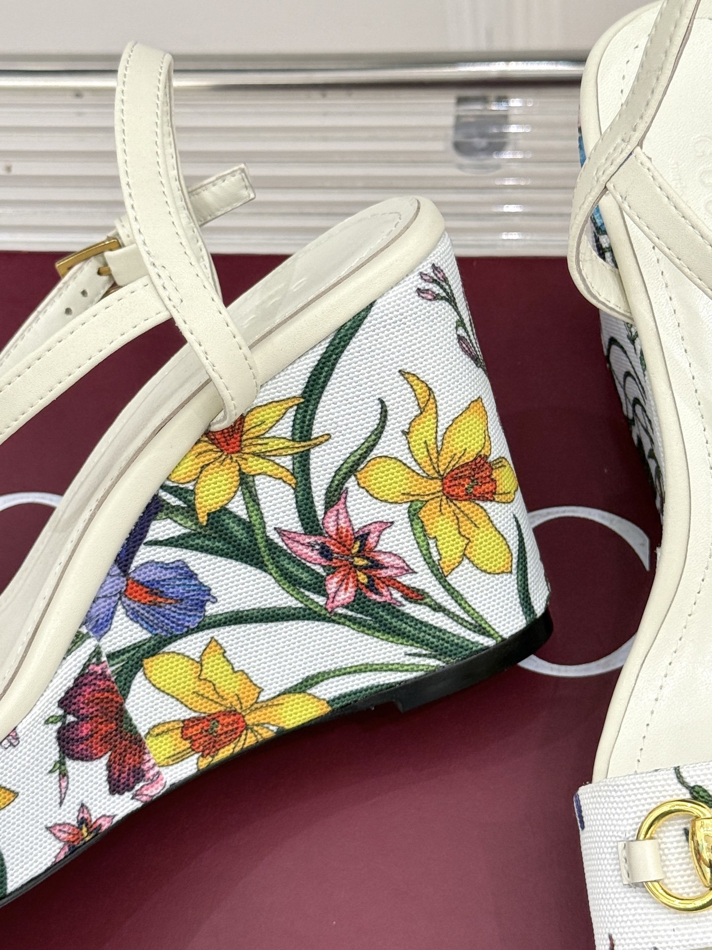 Gucci/古驰25ss花卉印花马衔扣
坡跟凉鞋
它将经典马衔扣与绚烂花卉印花融合
马衔扣闪耀质感亮相
