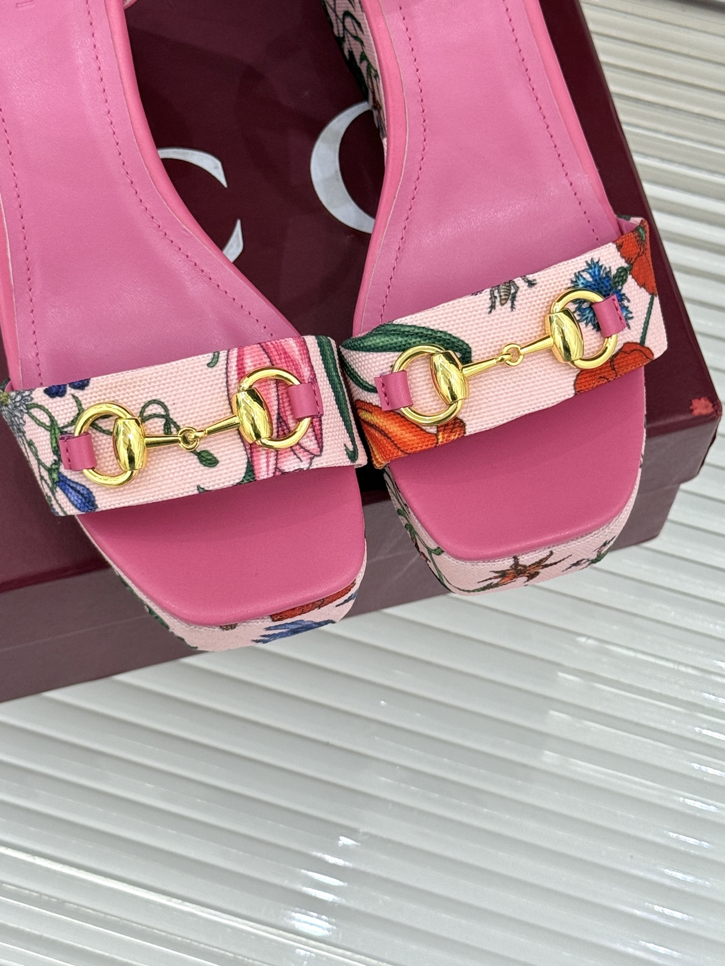 
Gucci/古驰25ss花卉印花马衔扣
坡跟凉鞋
它将经典马衔扣与绚烂花卉印花融合
马衔扣闪耀质感亮相