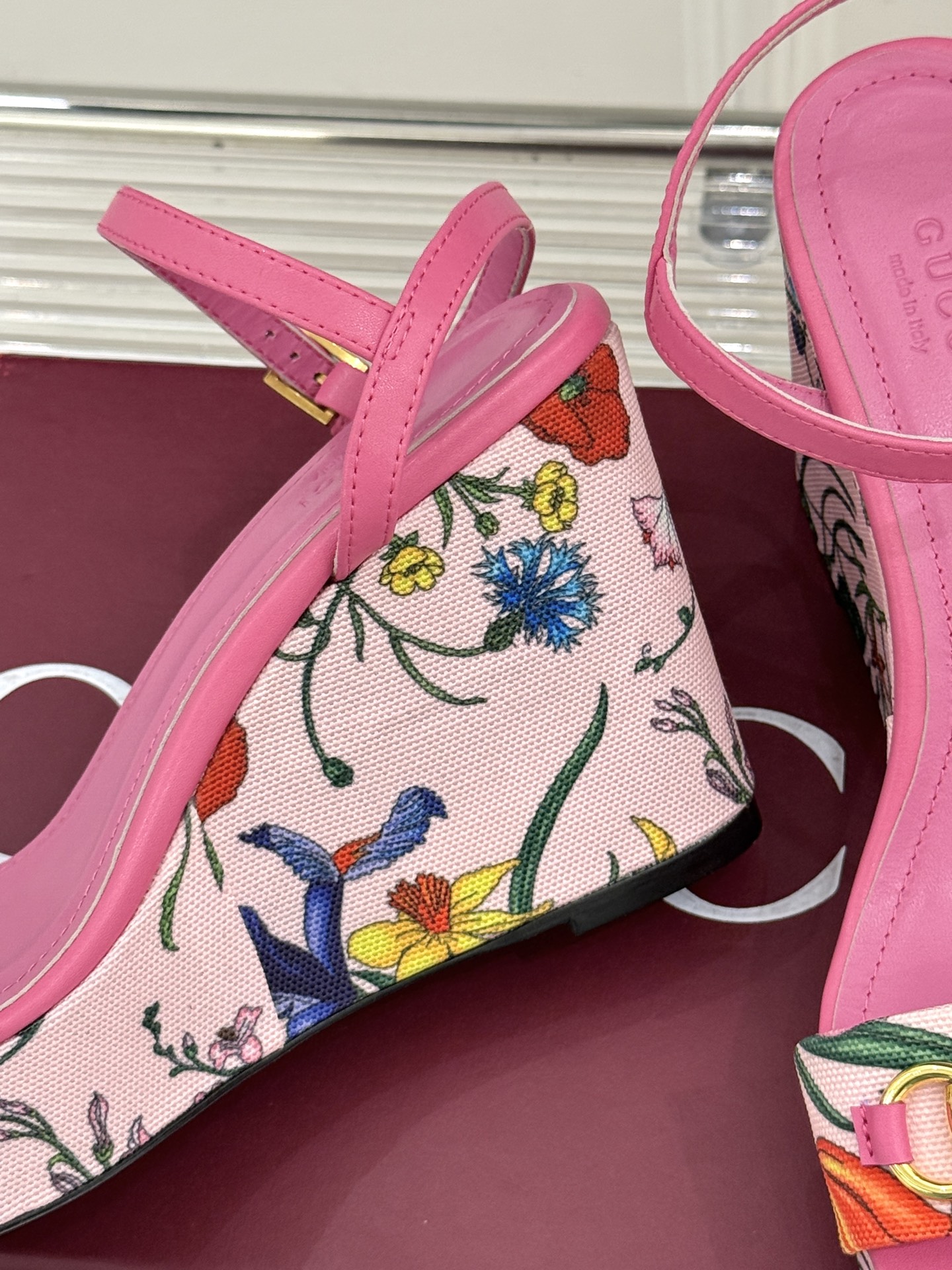 
Gucci/古驰25ss花卉印花马衔扣
坡跟凉鞋
它将经典马衔扣与绚烂花卉印花融合
马衔扣闪耀质感亮相