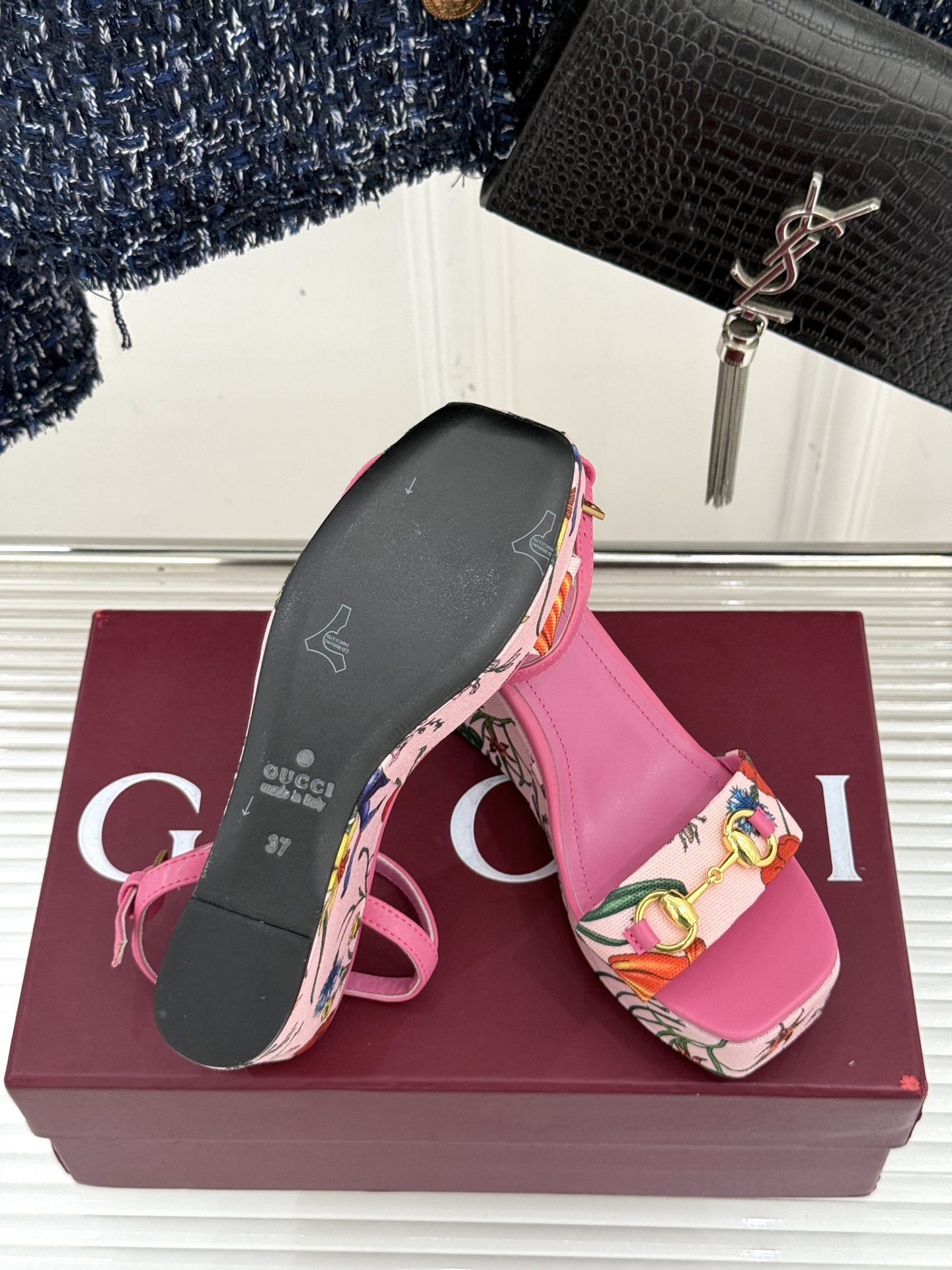 
Gucci/古驰25ss花卉印花马衔扣
坡跟凉鞋
它将经典马衔扣与绚烂花卉印花融合
马衔扣闪耀质感亮相