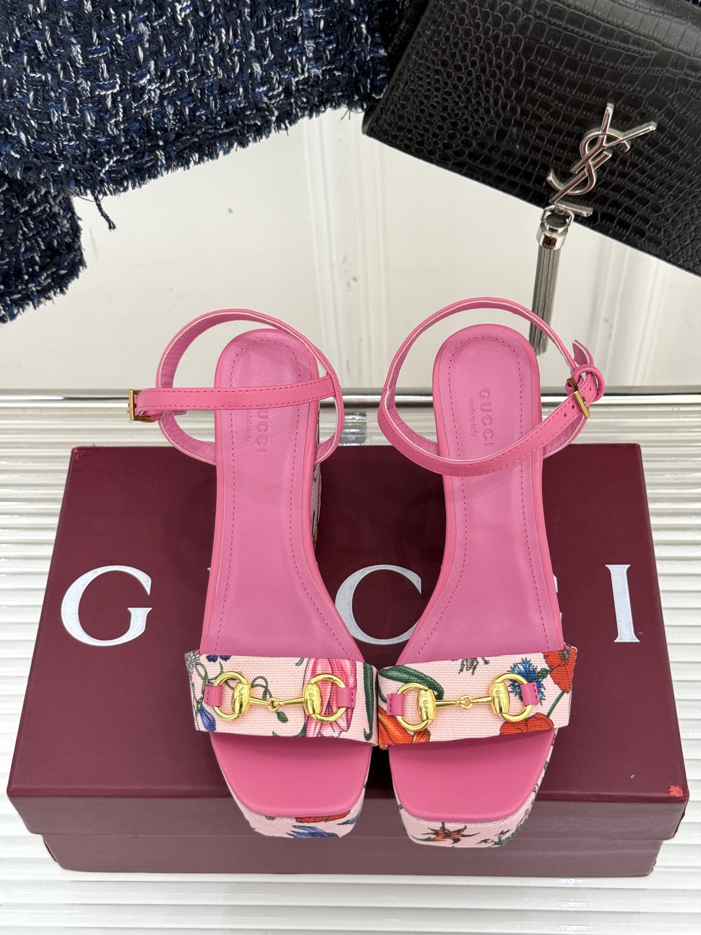 
Gucci/古驰25ss花卉印花马衔扣
坡跟凉鞋
它将经典马衔扣与绚烂花卉印花融合
马衔扣闪耀质感亮相