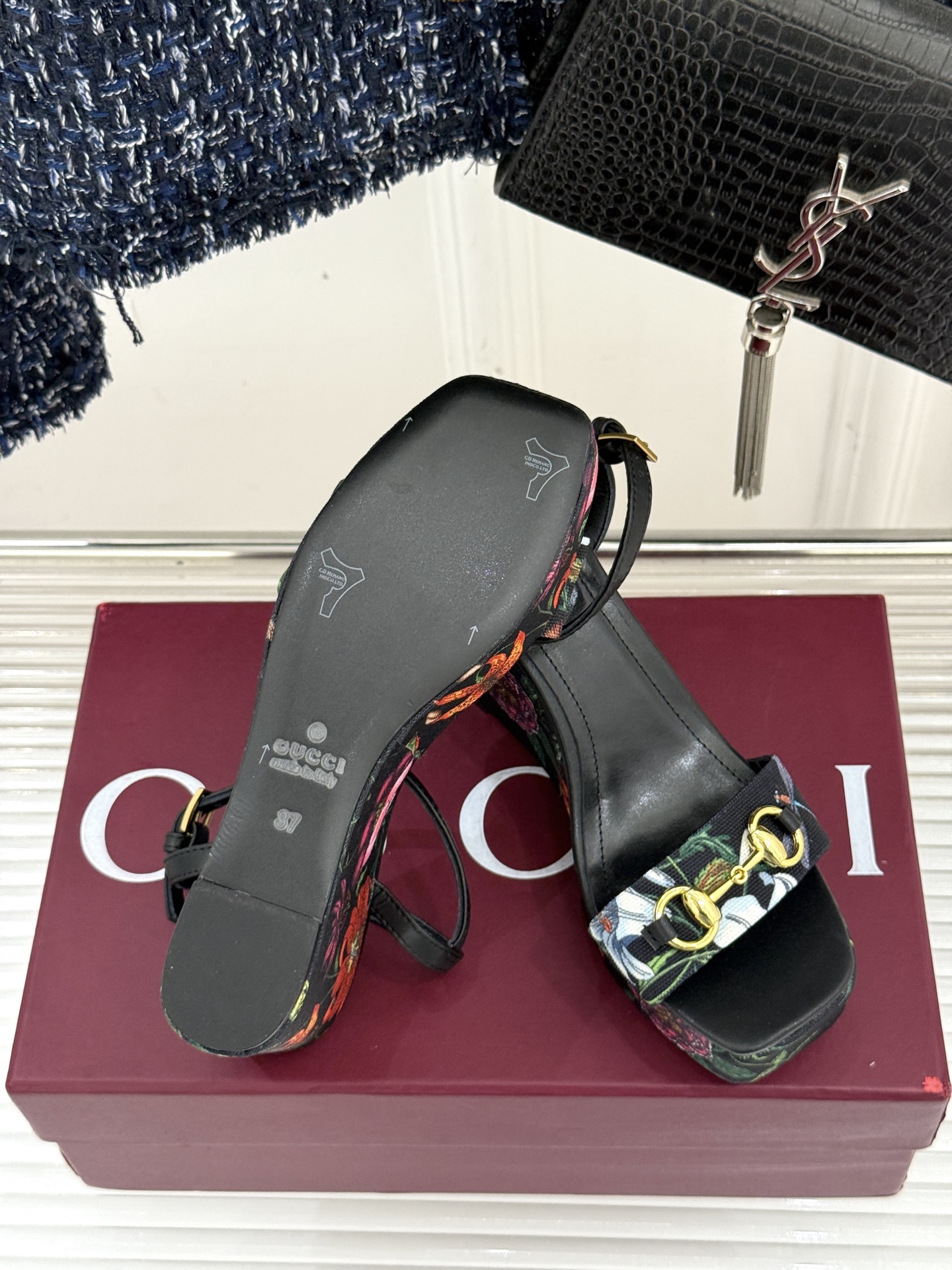 
Gucci/古驰25ss花卉印花马衔扣
坡跟凉鞋
它将经典马衔扣与绚烂花卉印花融合
马衔扣闪耀质感亮相