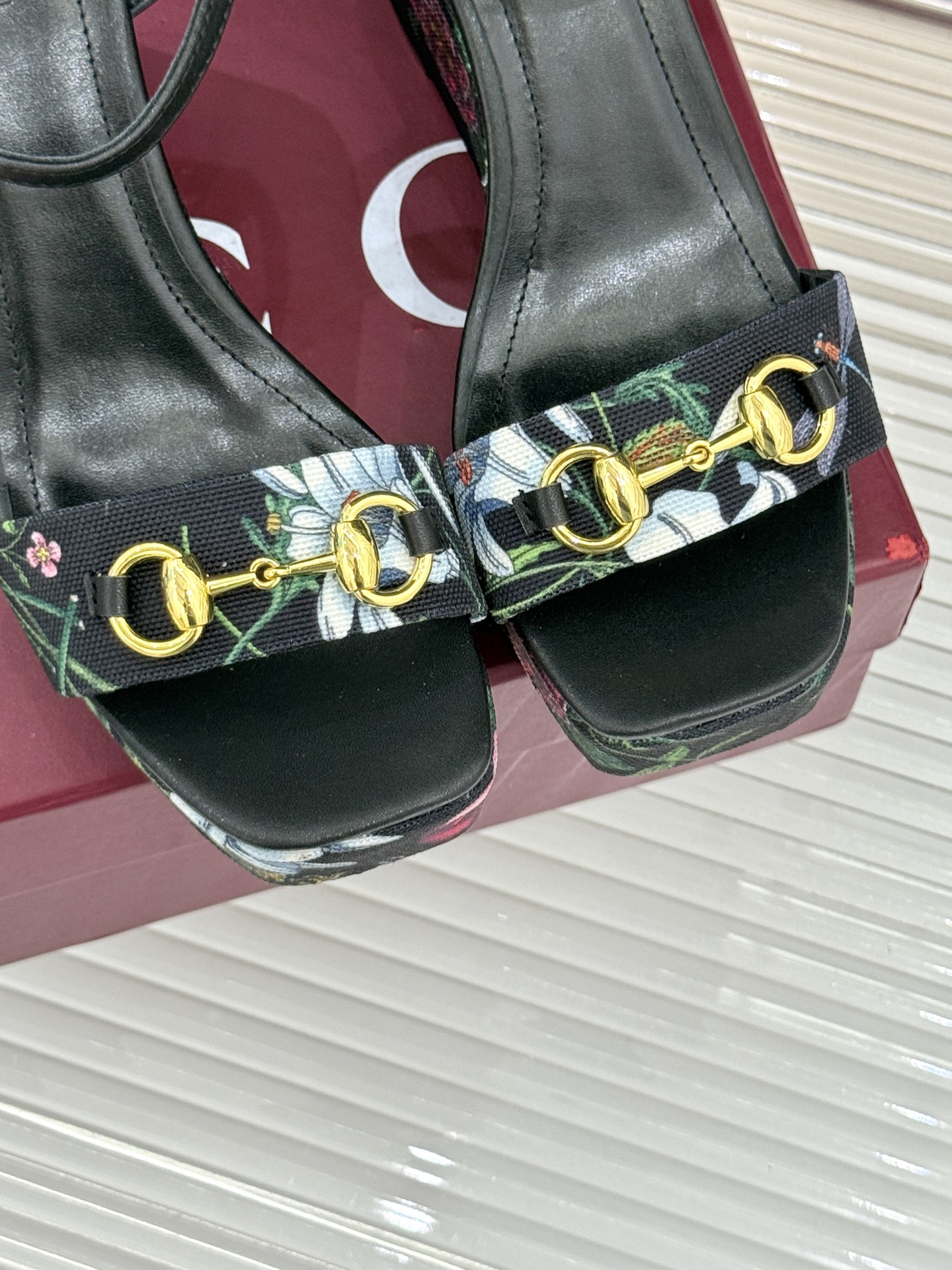 
Gucci/古驰25ss花卉印花马衔扣
坡跟凉鞋
它将经典马衔扣与绚烂花卉印花融合
马衔扣闪耀质感亮相