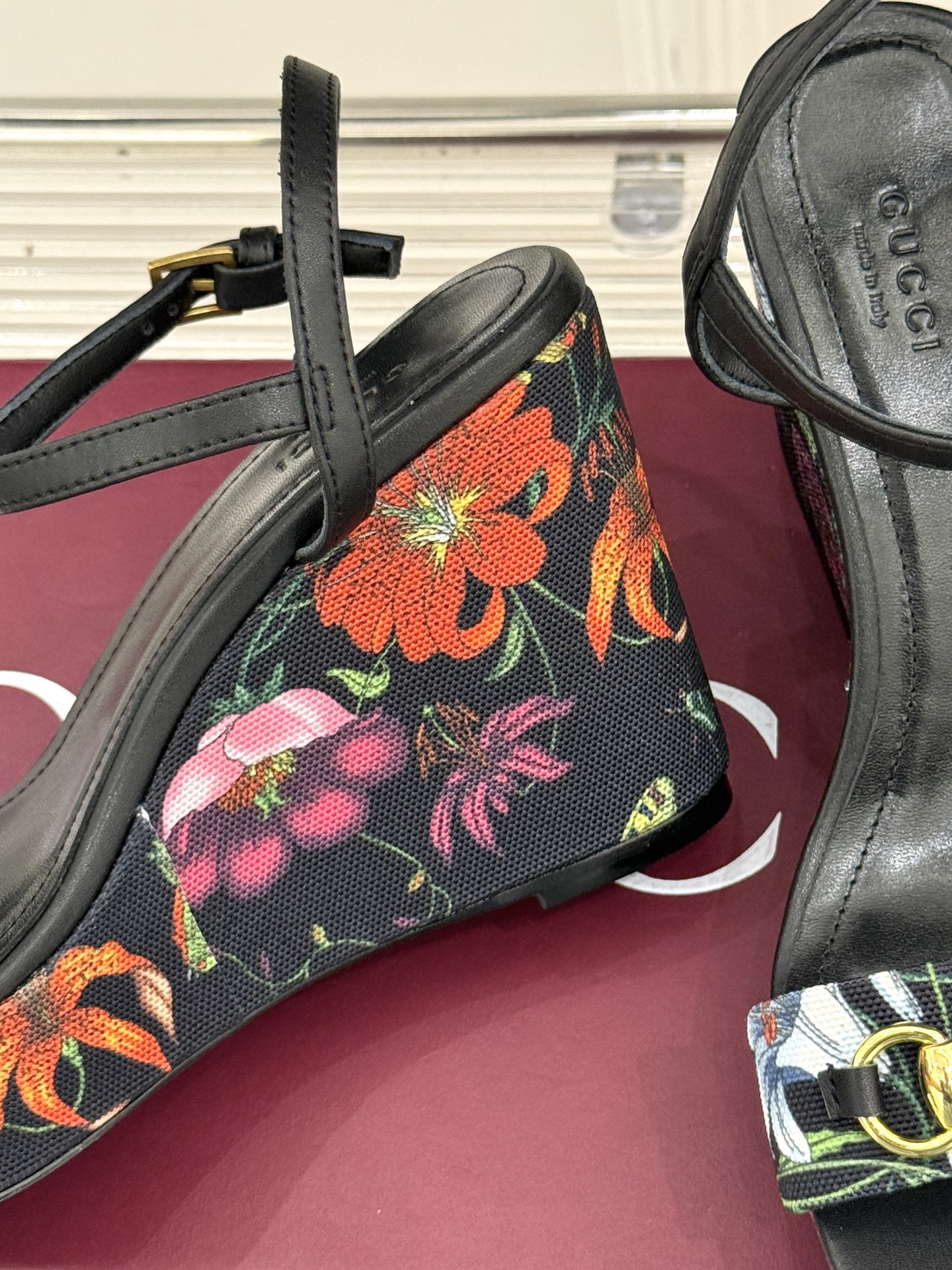 
Gucci/古驰25ss花卉印花马衔扣
坡跟凉鞋
它将经典马衔扣与绚烂花卉印花融合
马衔扣闪耀质感亮相