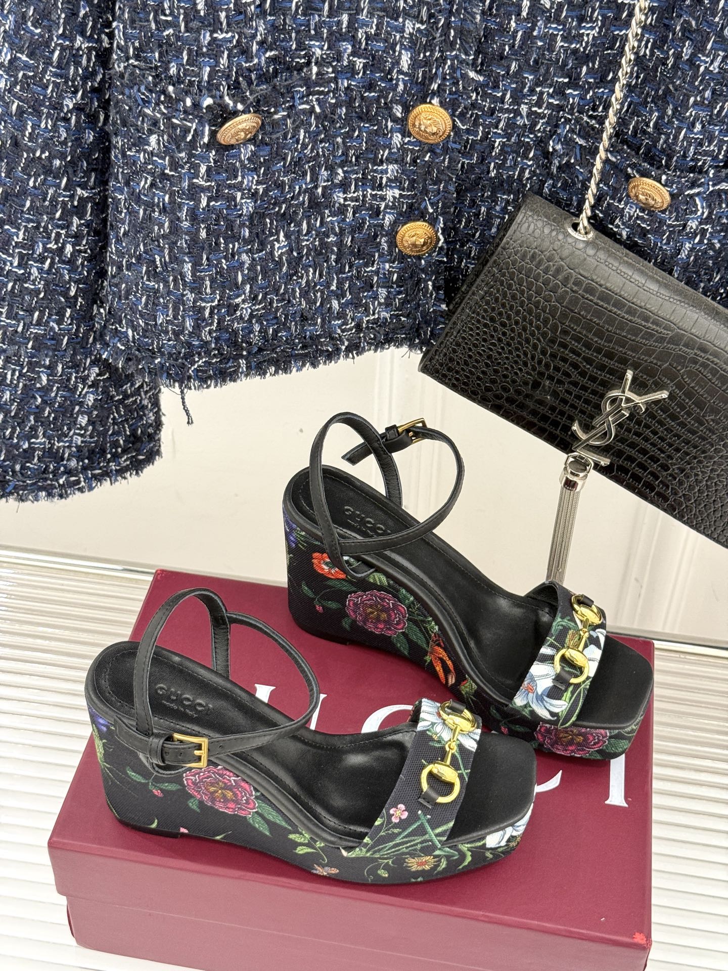 
Gucci/古驰25ss花卉印花马衔扣
坡跟凉鞋
它将经典马衔扣与绚烂花卉印花融合
马衔扣闪耀质感亮相