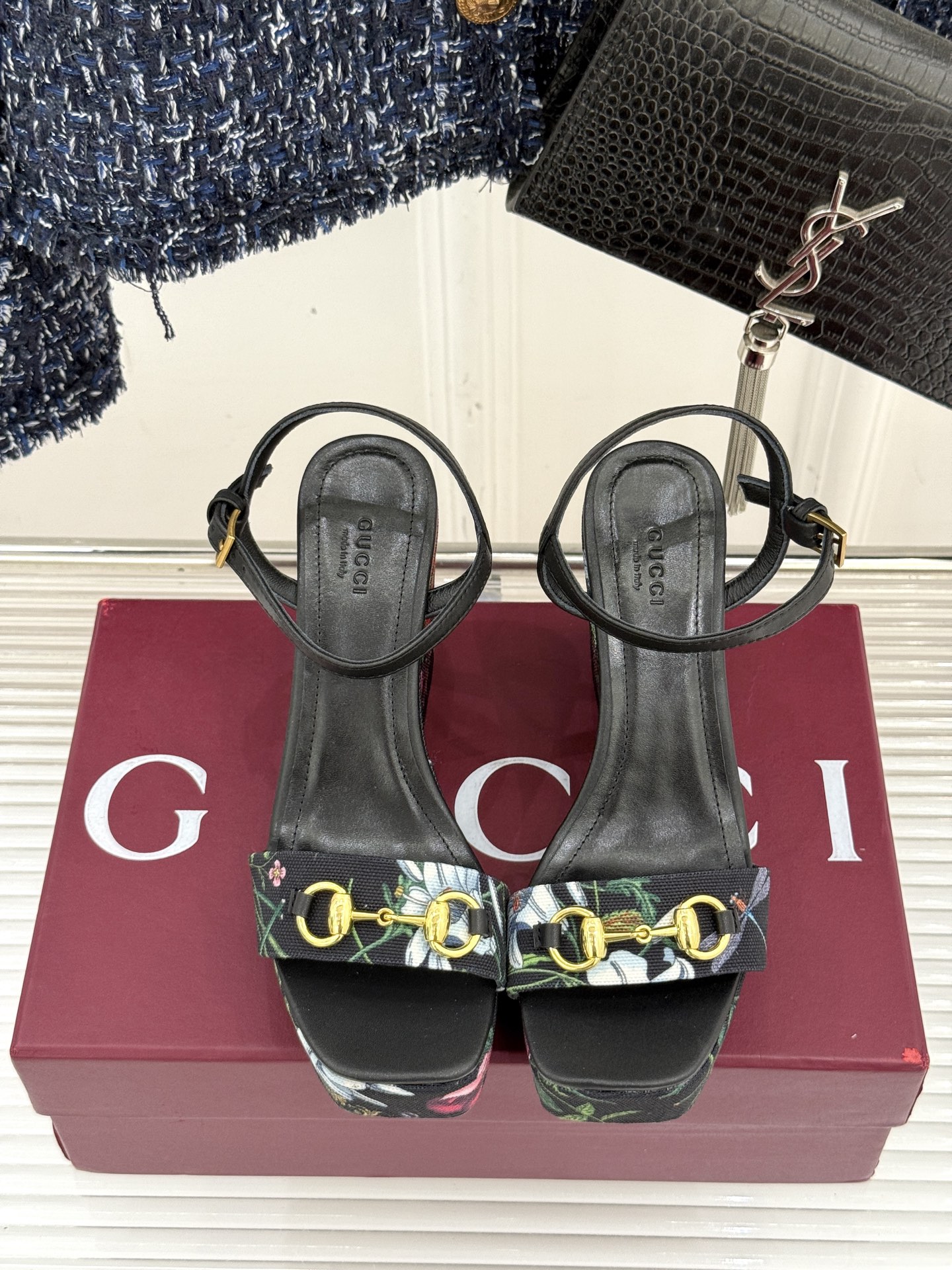 
Gucci/古驰25ss花卉印花马衔扣
坡跟凉鞋
它将经典马衔扣与绚烂花卉印花融合
马衔扣闪耀质感亮相