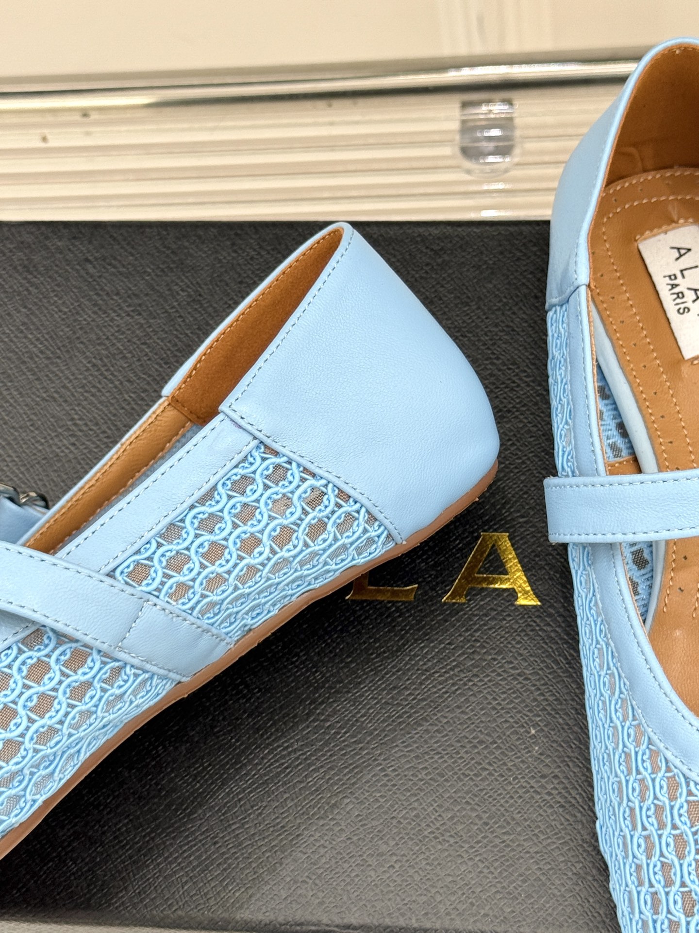 
ALAIA｜阿莱亚经典网面玛丽珍鞋
这双鞋真的太好穿了！真是通勤神鞋呀！
舒适又百搭 怎么穿都不会出错