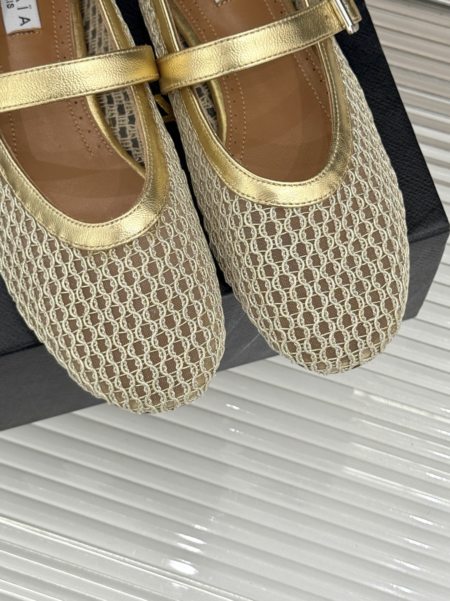 
ALAIA｜阿莱亚经典网面玛丽珍鞋
这双鞋真的太好穿了！真是通勤神鞋呀！
舒适又百搭 怎么穿都不会出错