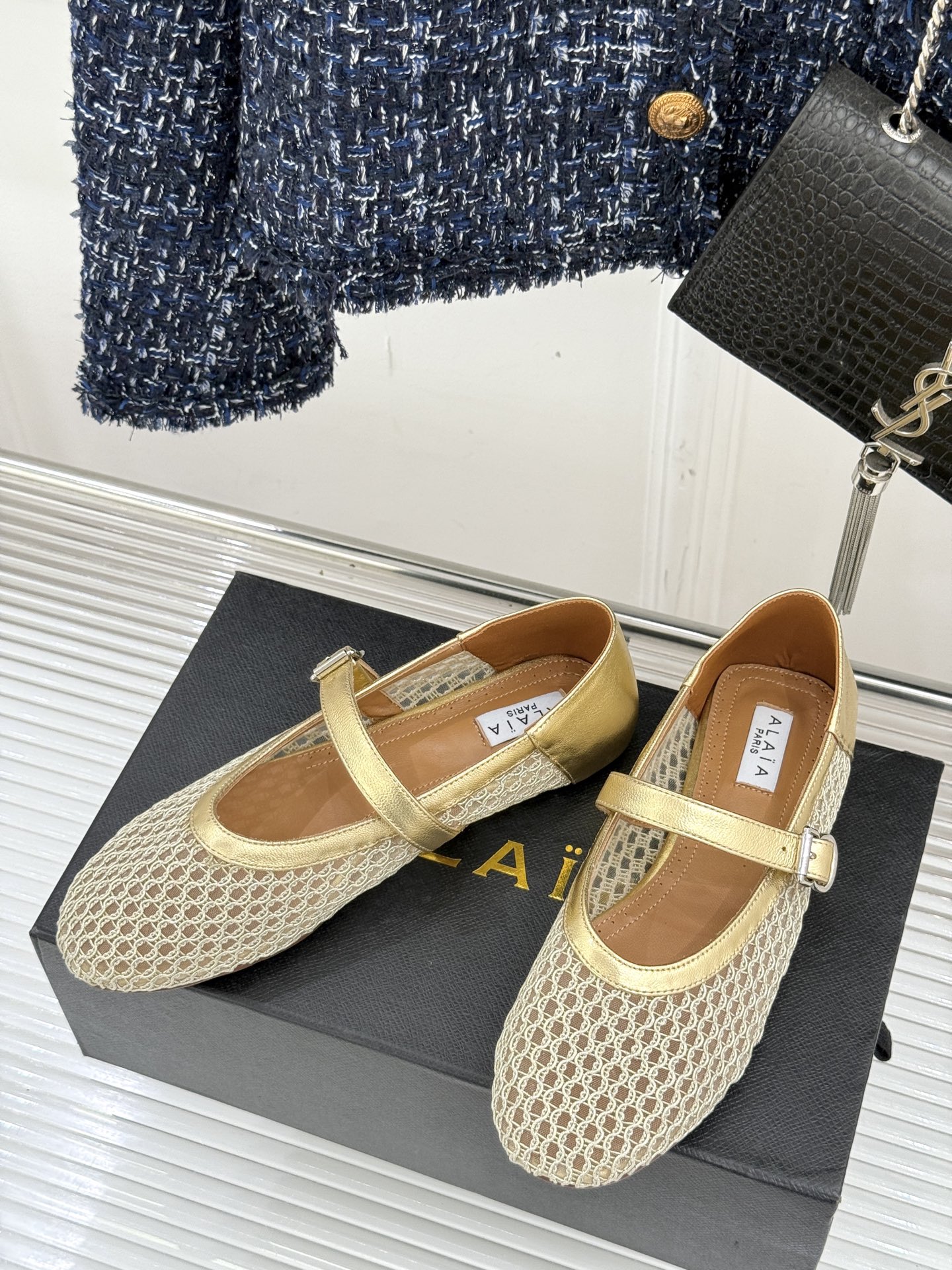 
ALAIA｜阿莱亚经典网面玛丽珍鞋
这双鞋真的太好穿了！真是通勤神鞋呀！
舒适又百搭 怎么穿都不会出错