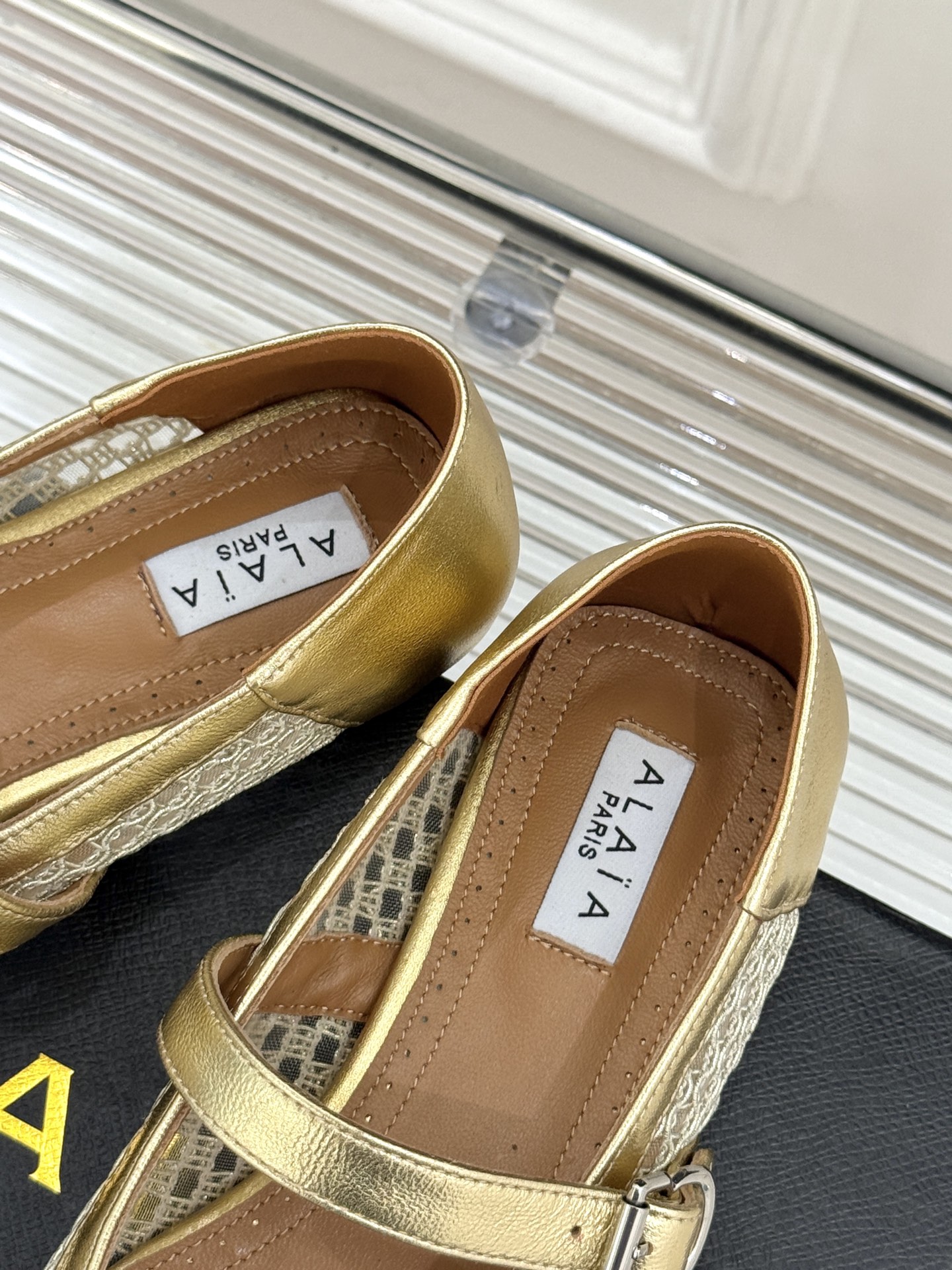 
ALAIA｜阿莱亚经典网面玛丽珍鞋
这双鞋真的太好穿了！真是通勤神鞋呀！
舒适又百搭 怎么穿都不会出错