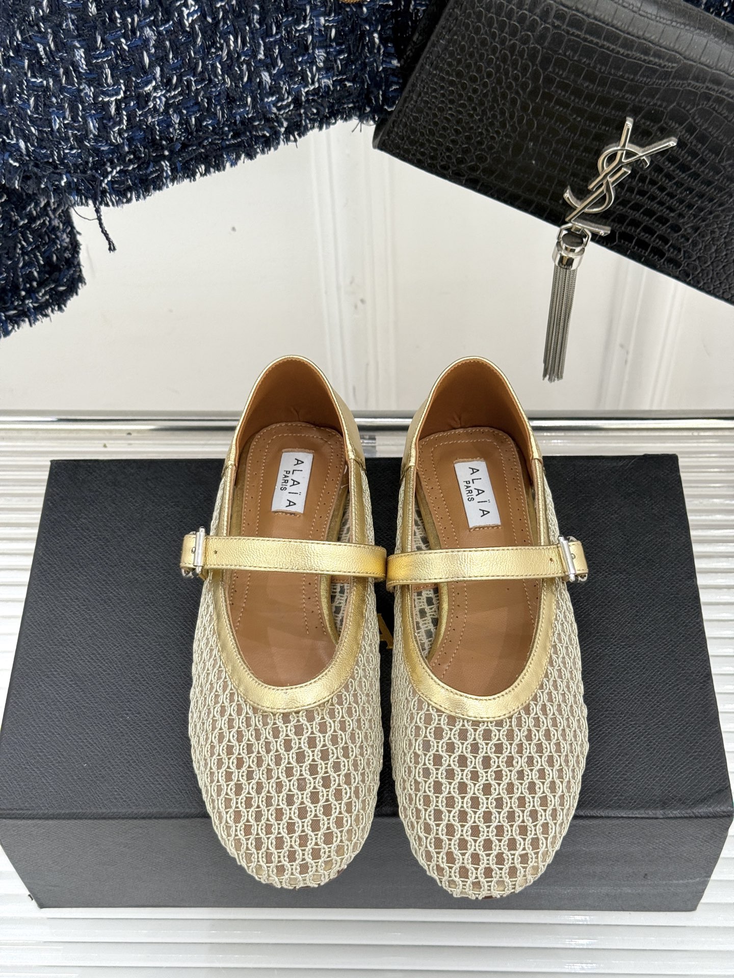 
ALAIA｜阿莱亚经典网面玛丽珍鞋
这双鞋真的太好穿了！真是通勤神鞋呀！
舒适又百搭 怎么穿都不会出错