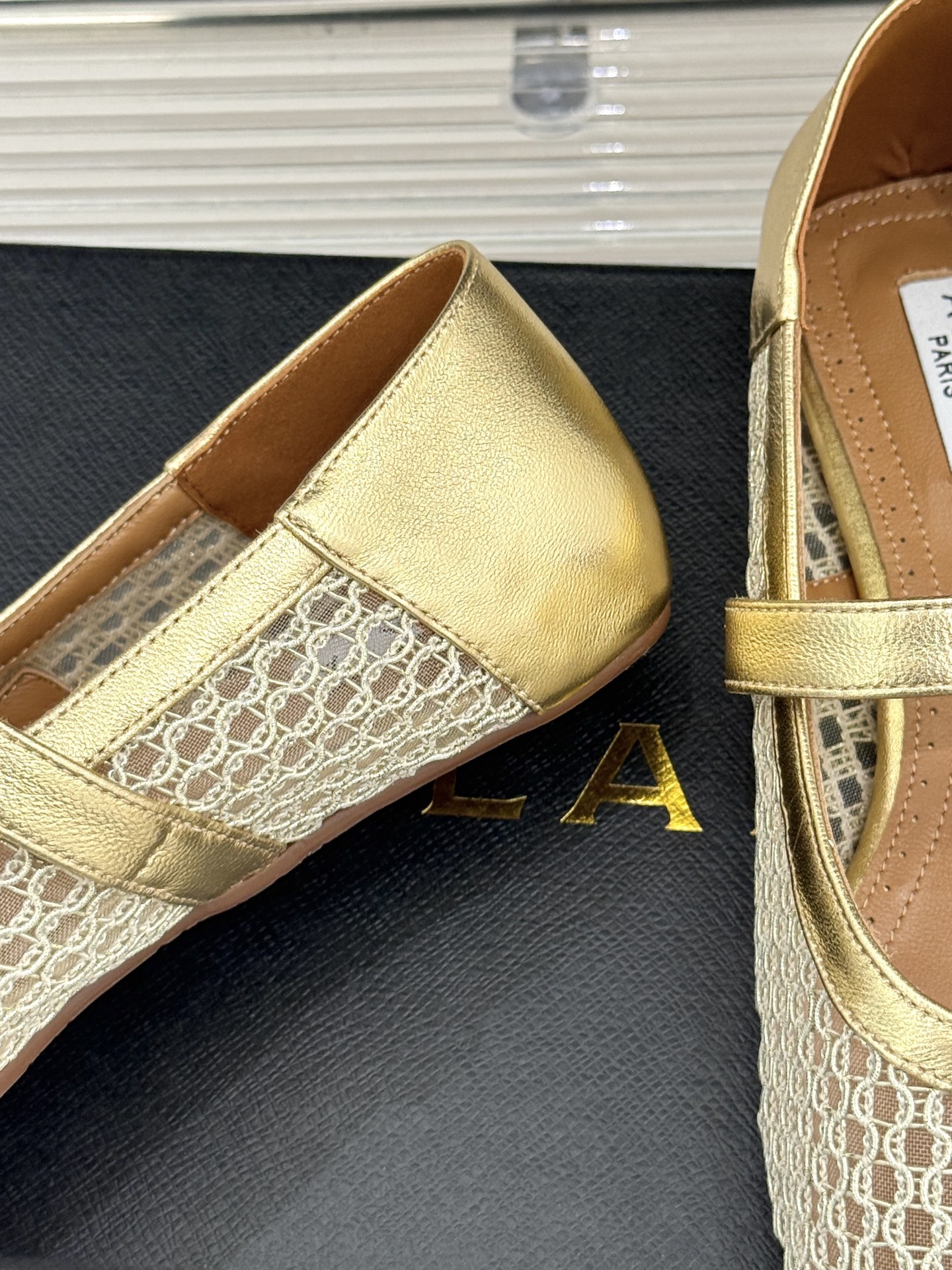 
ALAIA｜阿莱亚经典网面玛丽珍鞋
这双鞋真的太好穿了！真是通勤神鞋呀！
舒适又百搭 怎么穿都不会出错