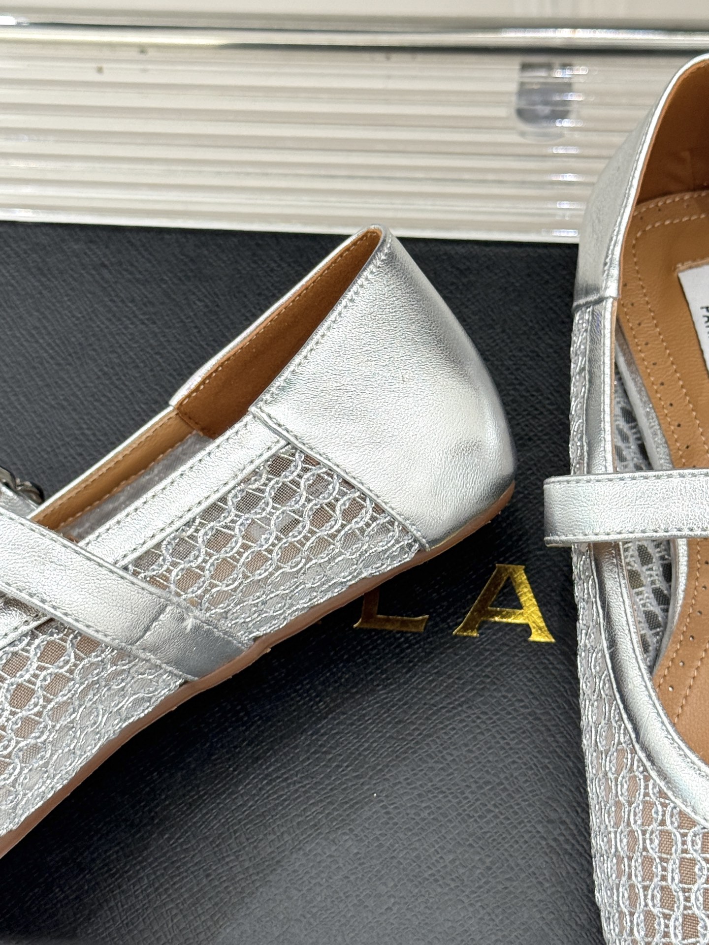 
ALAIA｜阿莱亚经典网面玛丽珍鞋
这双鞋真的太好穿了！真是通勤神鞋呀！
舒适又百搭 怎么穿都不会出错