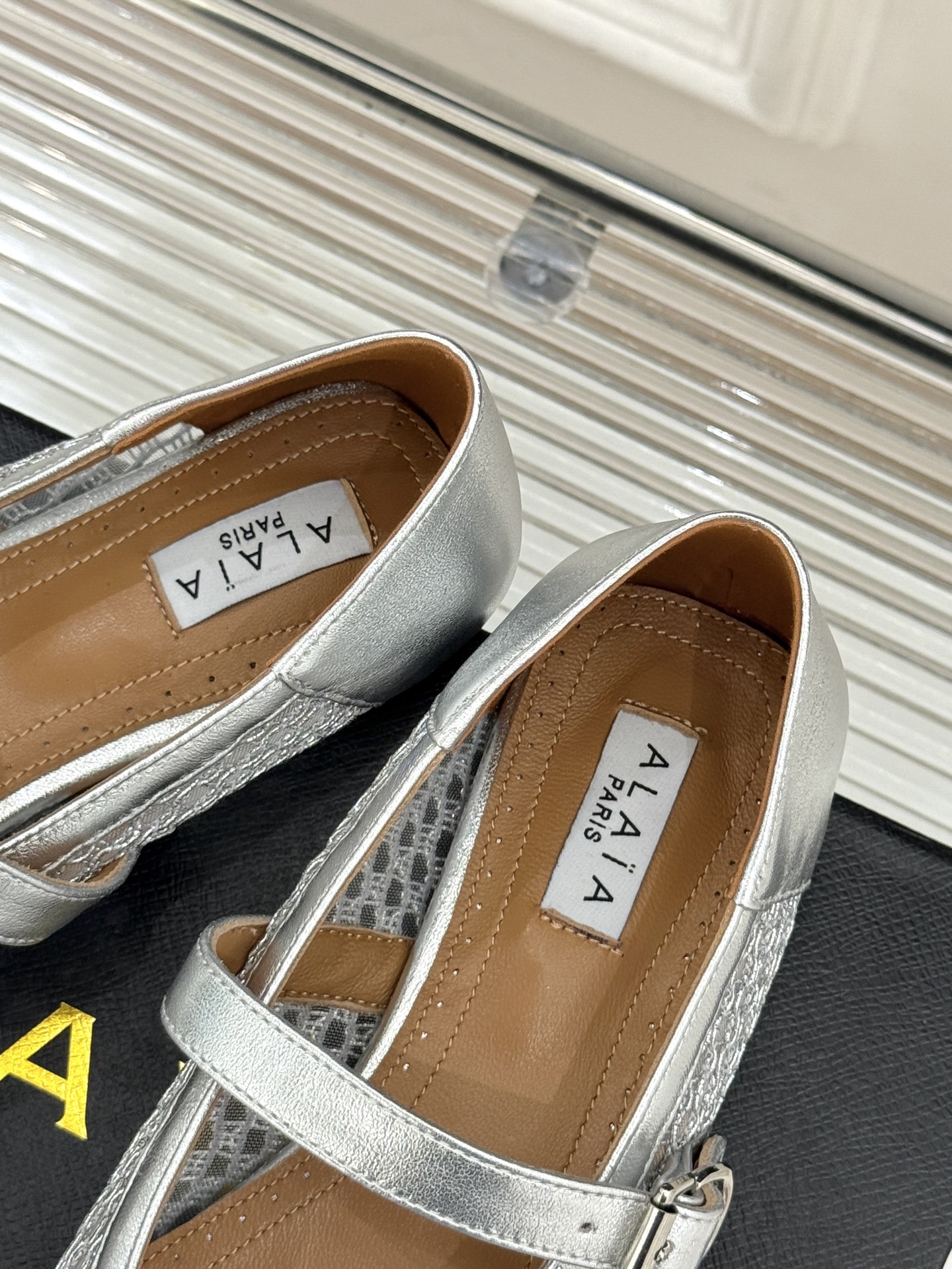 
ALAIA｜阿莱亚经典网面玛丽珍鞋
这双鞋真的太好穿了！真是通勤神鞋呀！
舒适又百搭 怎么穿都不会出错
