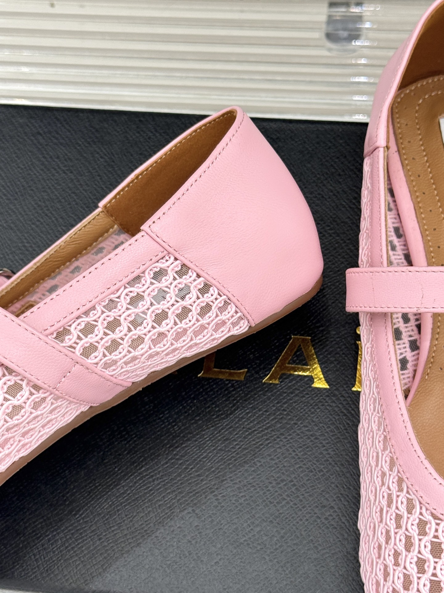 
ALAIA｜阿莱亚经典网面玛丽珍鞋
这双鞋真的太好穿了！真是通勤神鞋呀！
舒适又百搭 怎么穿都不会出错