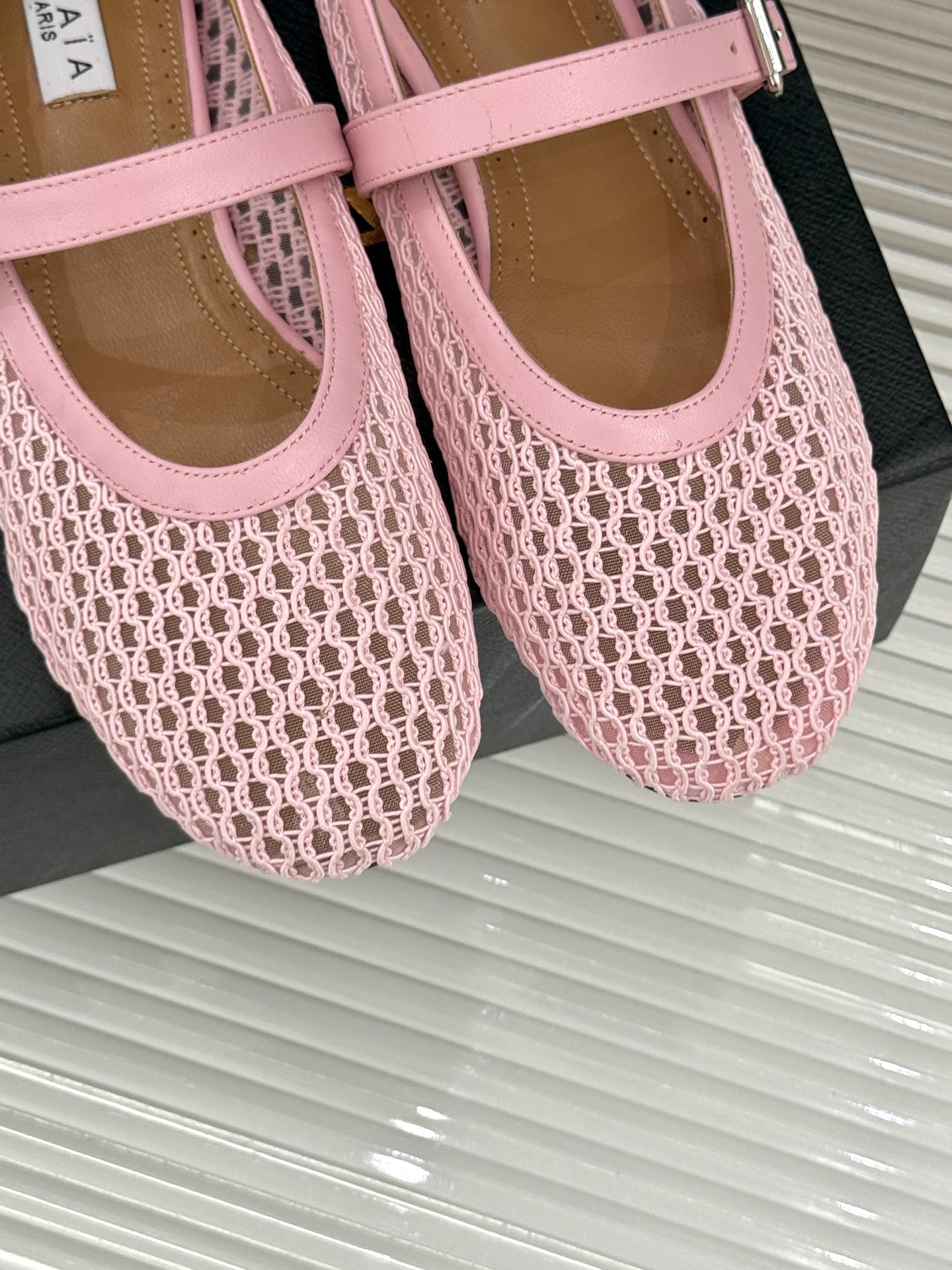 
ALAIA｜阿莱亚经典网面玛丽珍鞋
这双鞋真的太好穿了！真是通勤神鞋呀！
舒适又百搭 怎么穿都不会出错