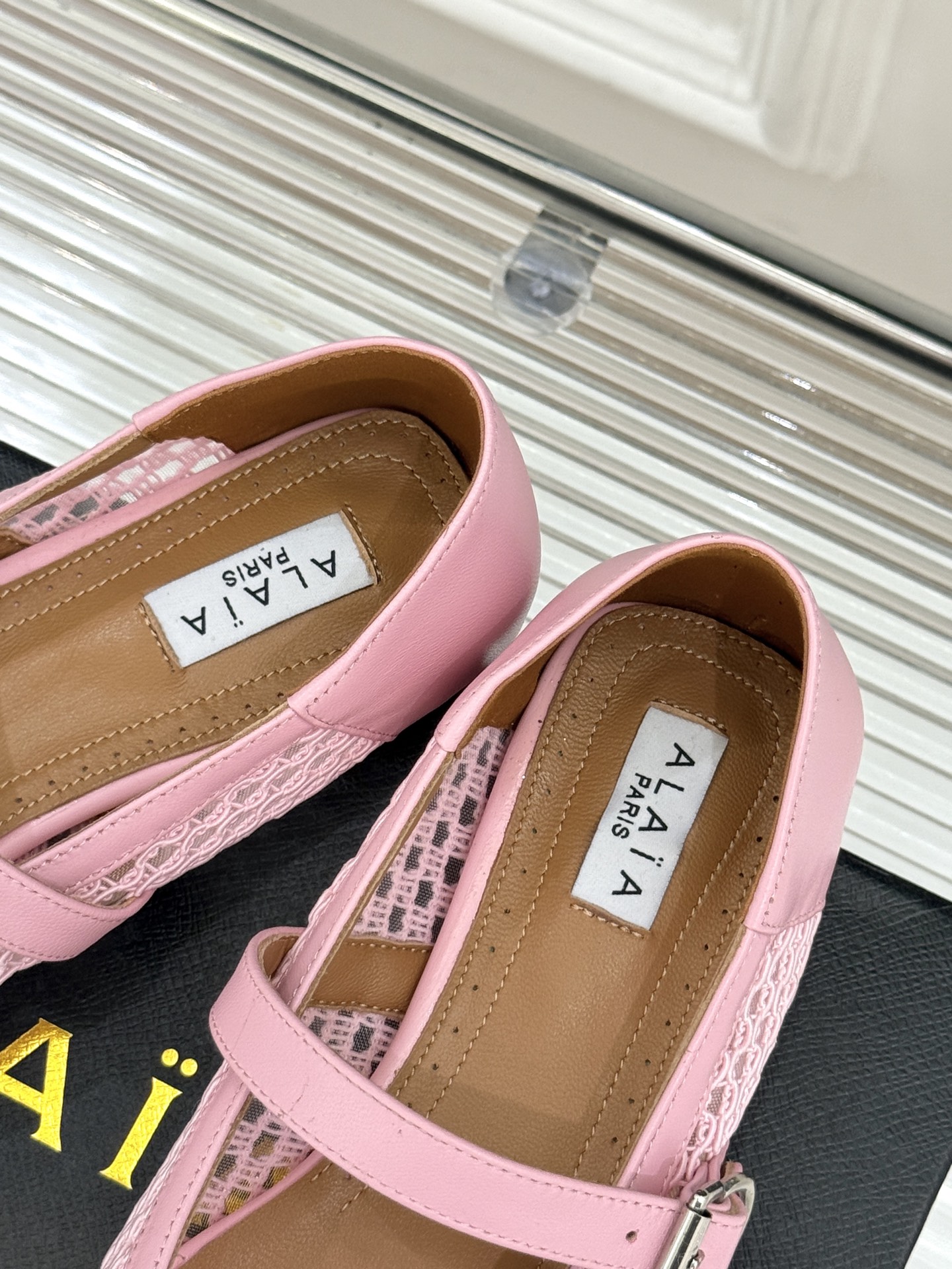 
ALAIA｜阿莱亚经典网面玛丽珍鞋
这双鞋真的太好穿了！真是通勤神鞋呀！
舒适又百搭 怎么穿都不会出错