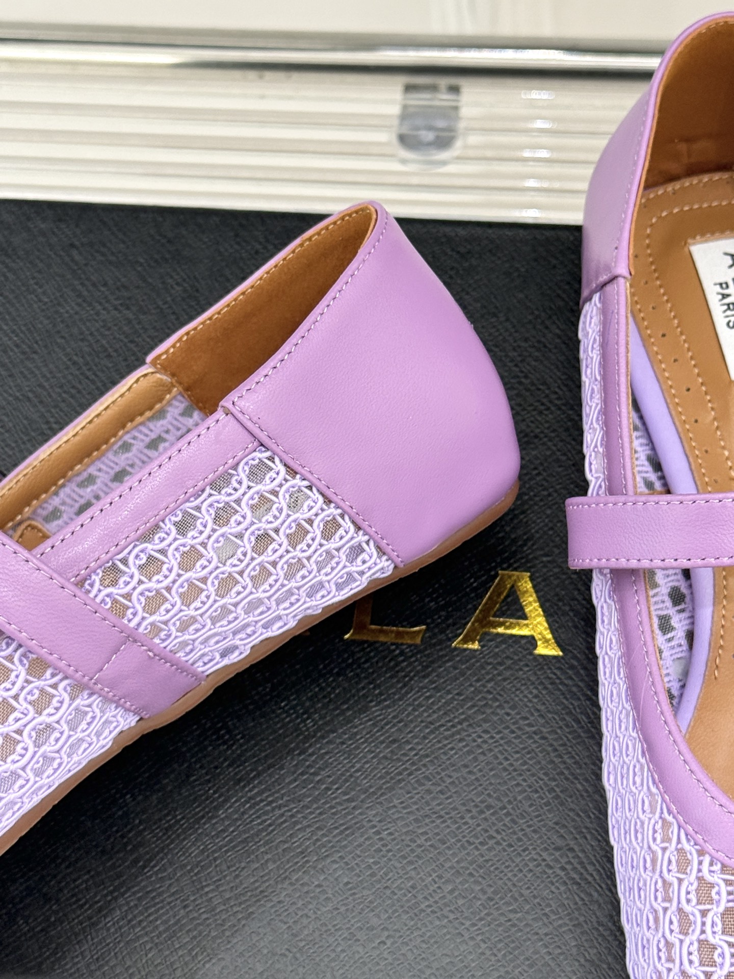 
ALAIA｜阿莱亚经典网面玛丽珍鞋
这双鞋真的太好穿了！真是通勤神鞋呀！
舒适又百搭 怎么穿都不会出错