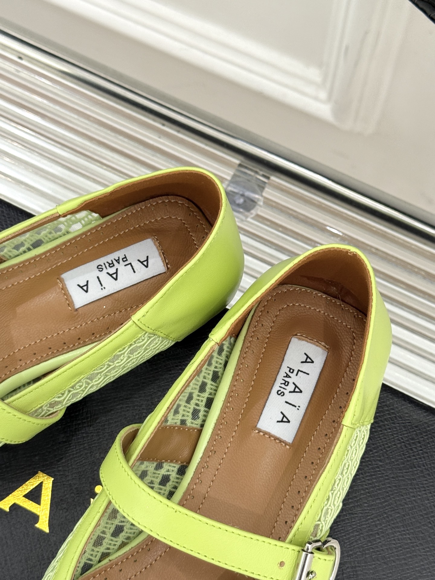 
ALAIA｜阿莱亚经典网面玛丽珍鞋
这双鞋真的太好穿了！真是通勤神鞋呀！
舒适又百搭 怎么穿都不会出错