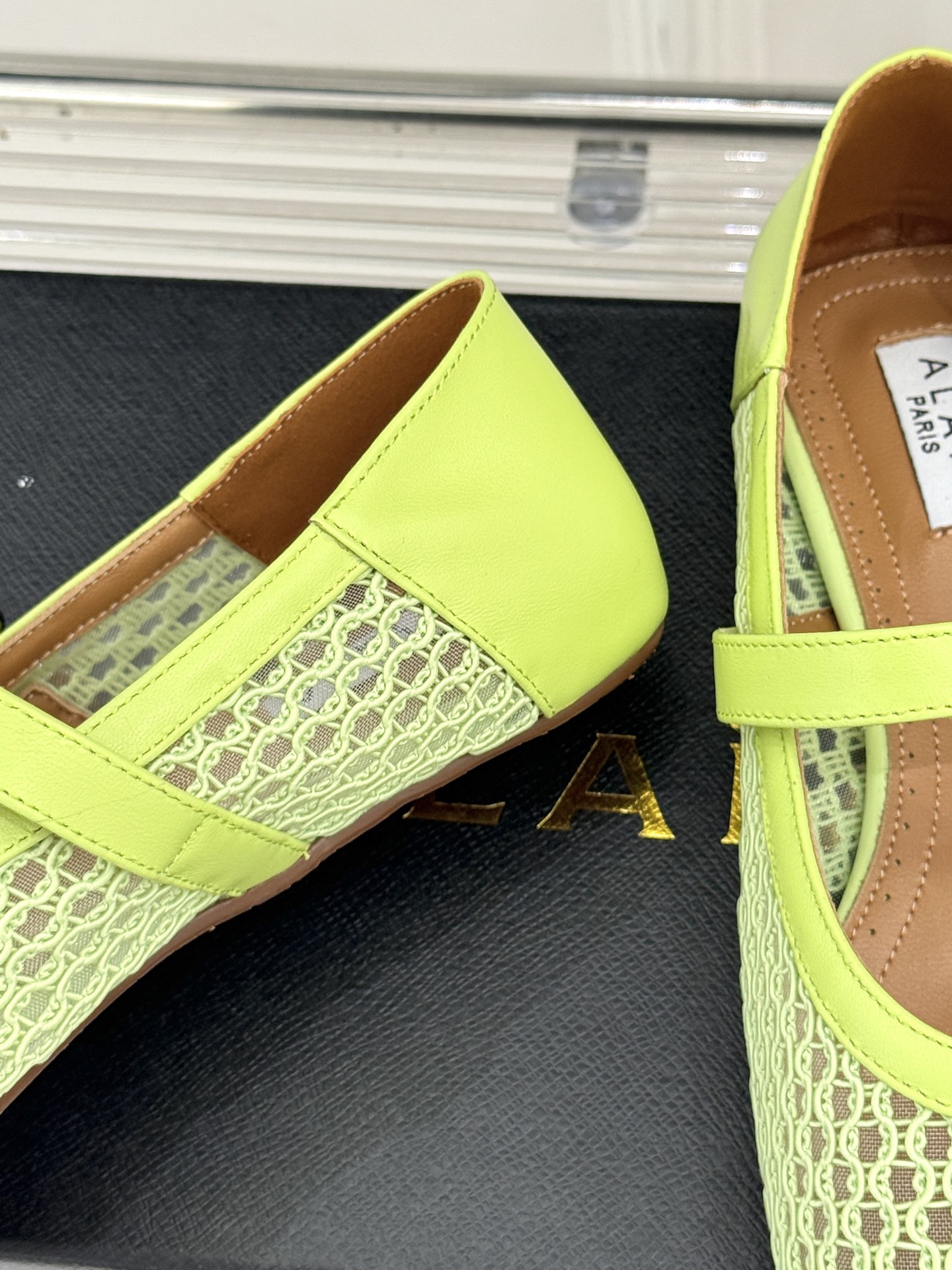 
ALAIA｜阿莱亚经典网面玛丽珍鞋
这双鞋真的太好穿了！真是通勤神鞋呀！
舒适又百搭 怎么穿都不会出错