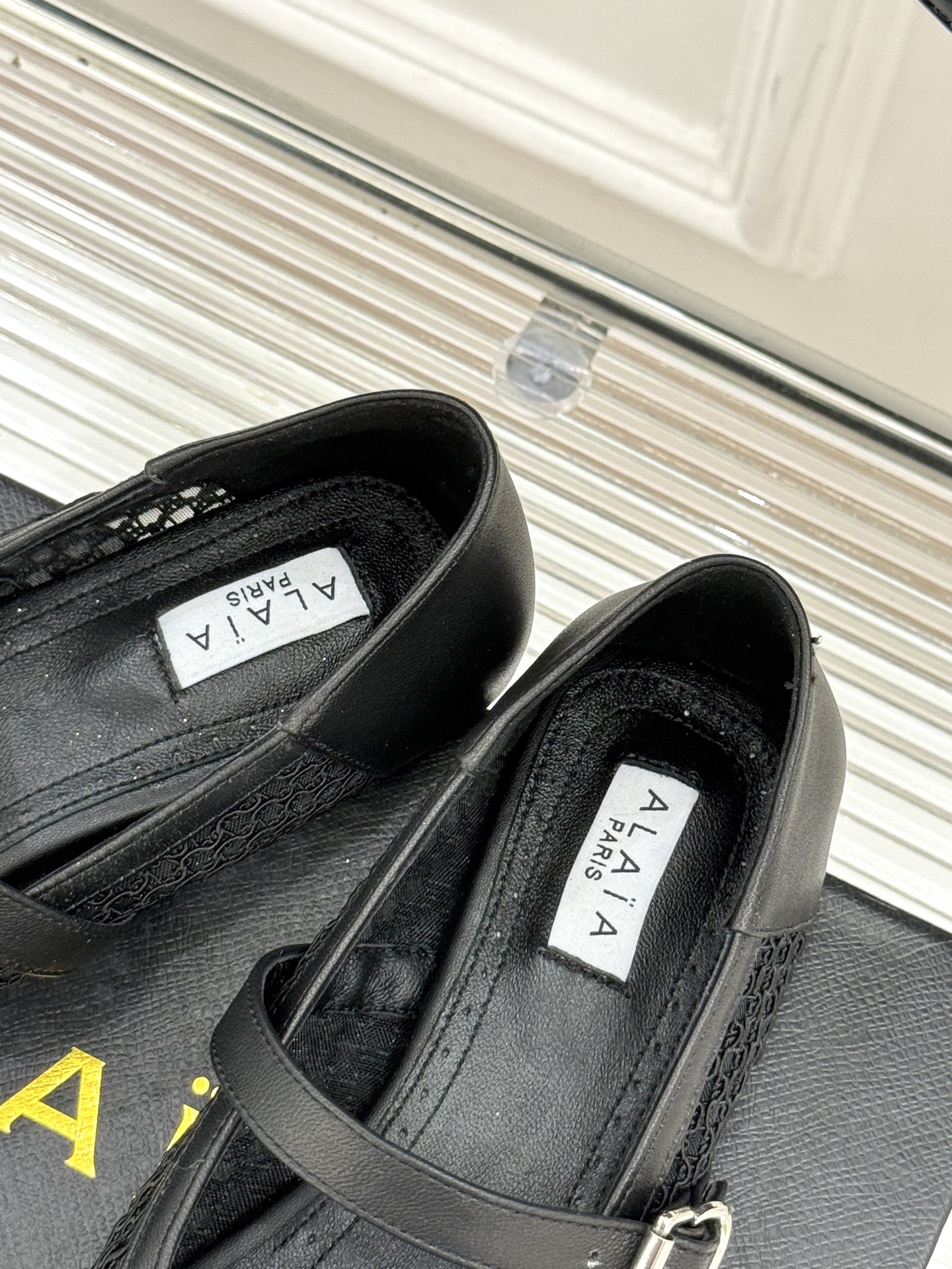 
ALAIA｜阿莱亚经典网面玛丽珍鞋
这双鞋真的太好穿了！真是通勤神鞋呀！
舒适又百搭 怎么穿都不会出错