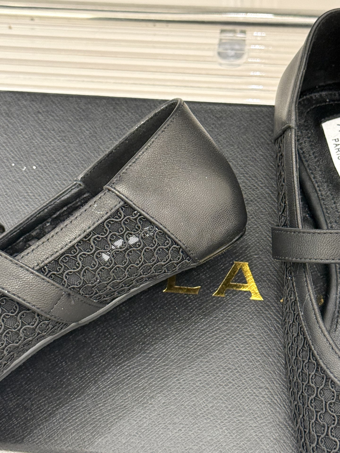 
ALAIA｜阿莱亚经典网面玛丽珍鞋
这双鞋真的太好穿了！真是通勤神鞋呀！
舒适又百搭 怎么穿都不会出错