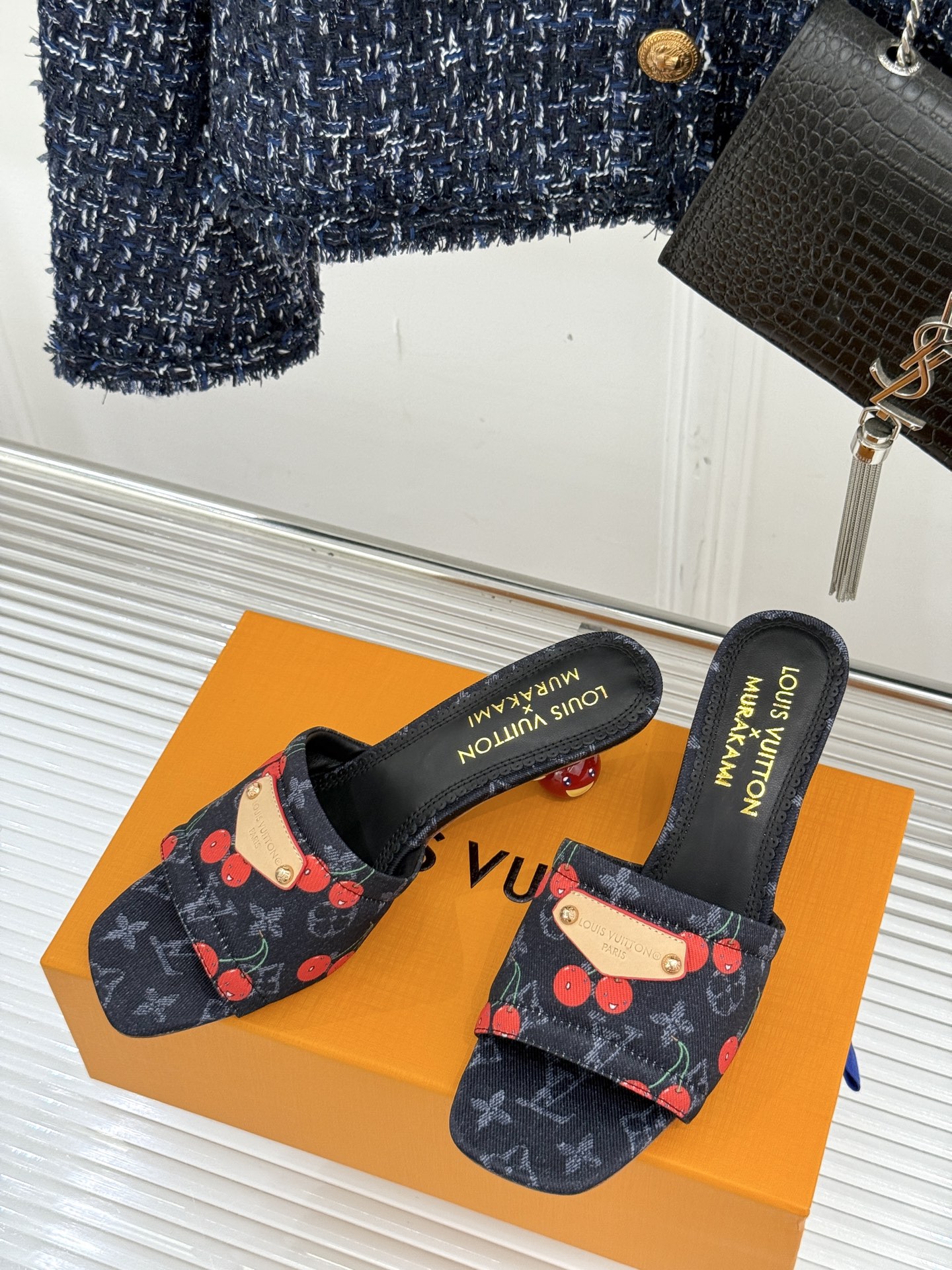 
L*V驴牌25ss春夏新品
樱桃系列樱桃跟高跟拖鞋
将经典与俏皮完美融合
老花元素搭配樱桃图案
复古中