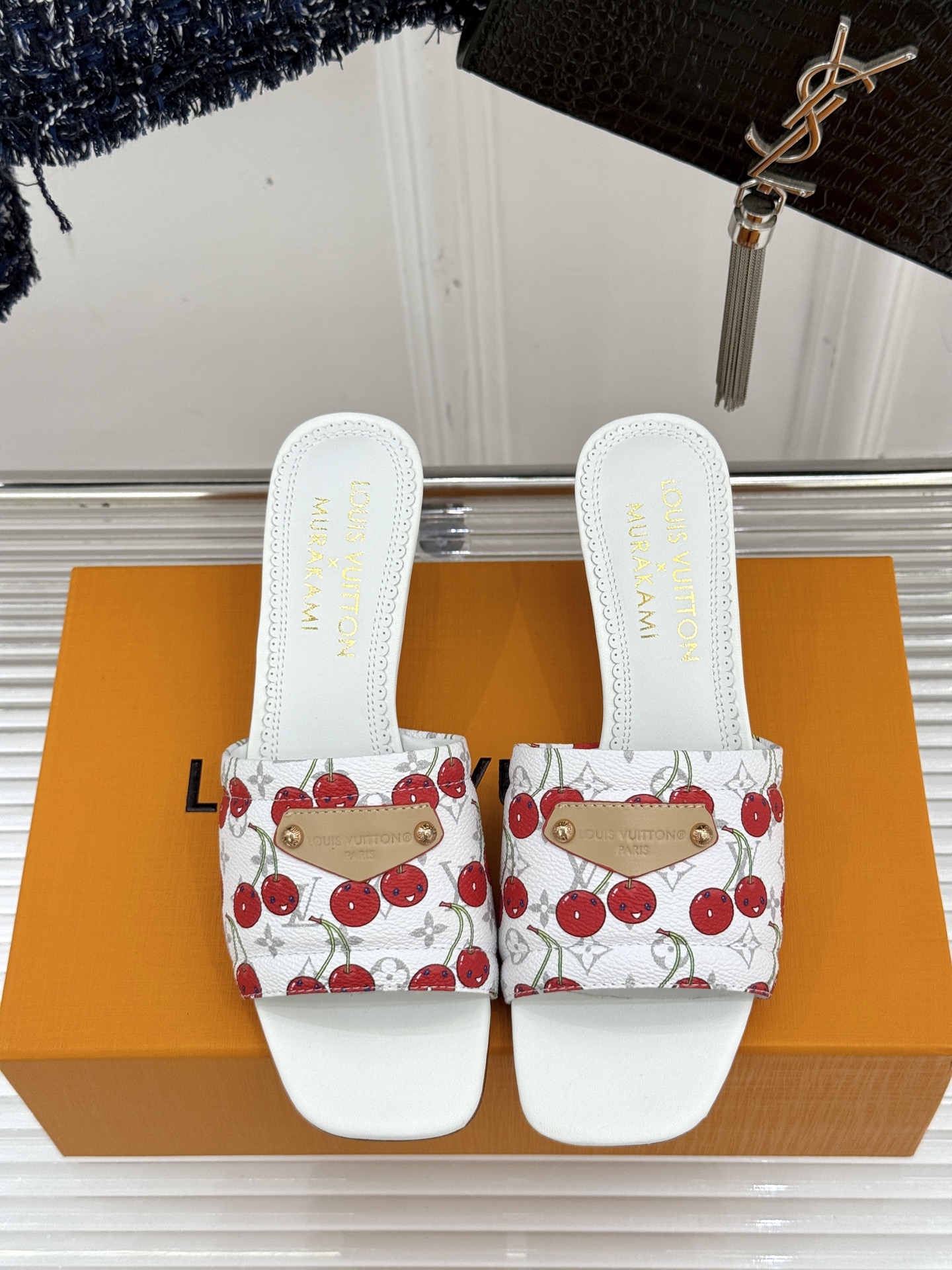 
L*V驴牌25ss春夏新品
樱桃系列樱桃跟高跟拖鞋
将经典与俏皮完美融合
老花元素搭配樱桃图案
复古中