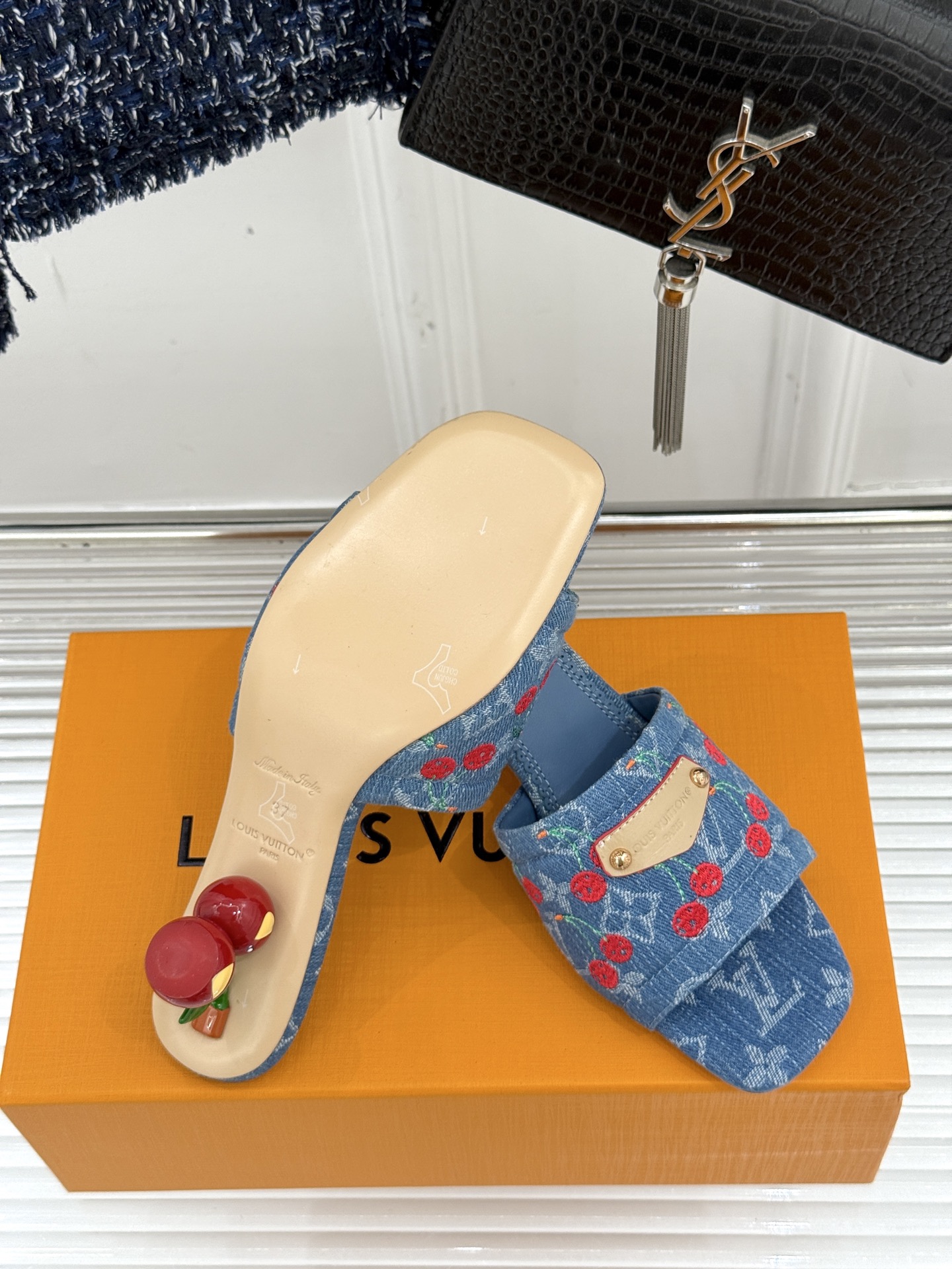 
L*V驴牌25ss春夏新品
樱桃系列樱桃跟高跟拖鞋
将经典与俏皮完美融合
老花元素搭配樱桃图案
复古中