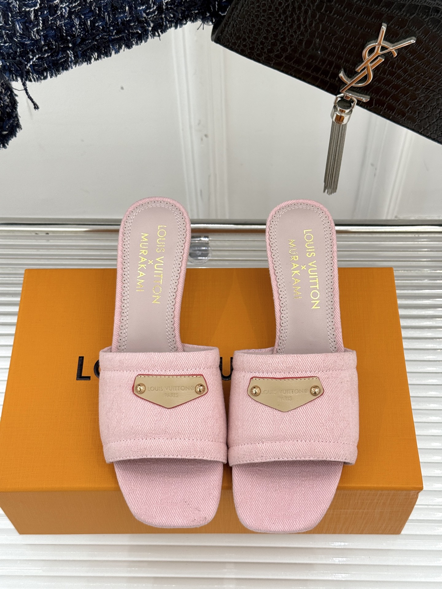 
L*V驴牌25ss春夏新品
樱桃系列樱桃跟高跟拖鞋
将经典与俏皮完美融合
老花元素搭配樱桃图案
复古中