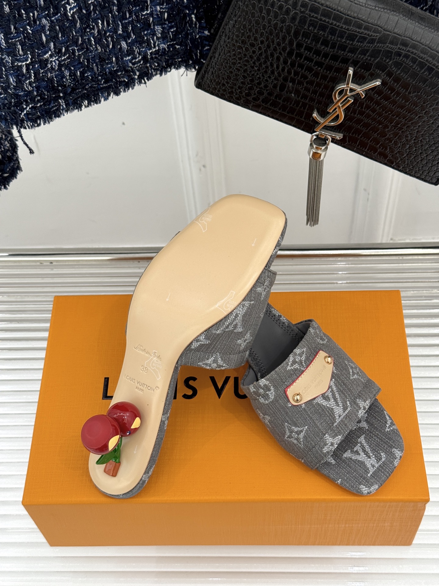 
L*V驴牌25ss春夏新品
樱桃系列樱桃跟高跟拖鞋
将经典与俏皮完美融合
老花元素搭配樱桃图案
复古中