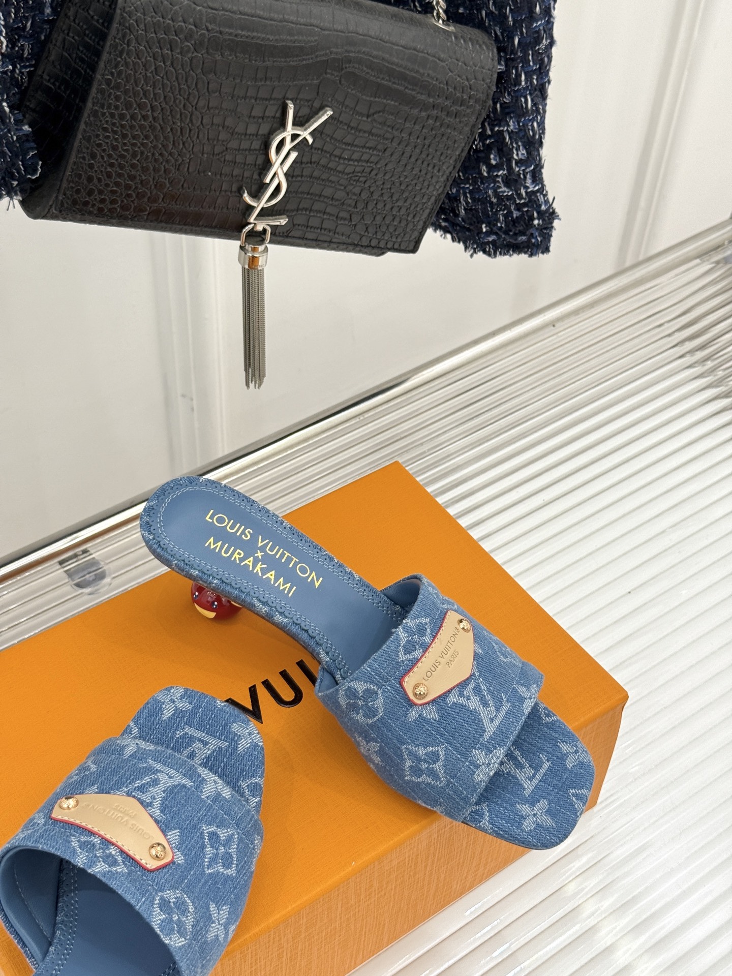 
L*V驴牌25ss春夏新品
樱桃系列樱桃跟高跟拖鞋
将经典与俏皮完美融合
老花元素搭配樱桃图案
复古中
