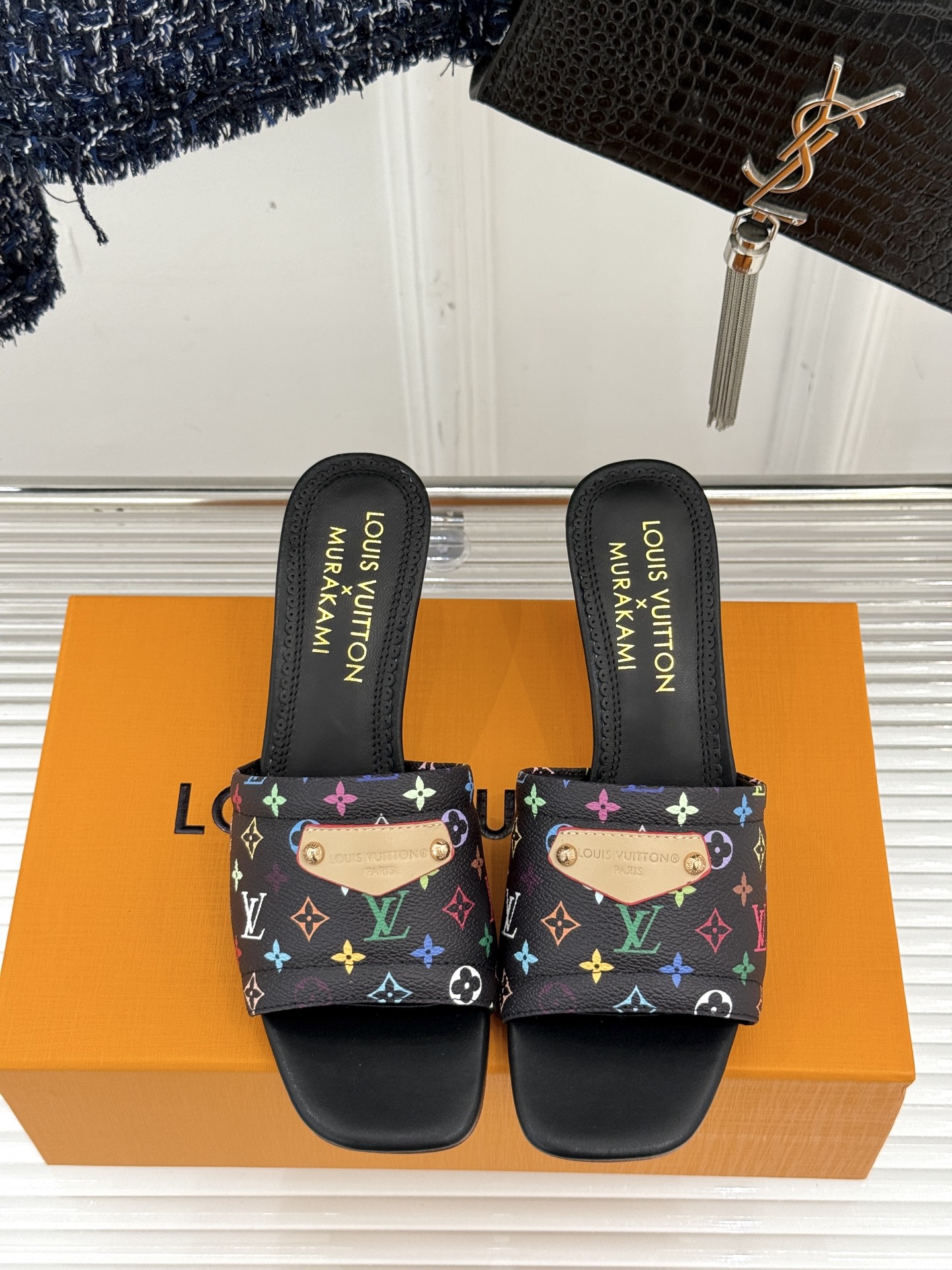 
L*V驴牌25ss春夏新品
樱桃系列樱桃跟高跟拖鞋
将经典与俏皮完美融合
老花元素搭配樱桃图案
复古中