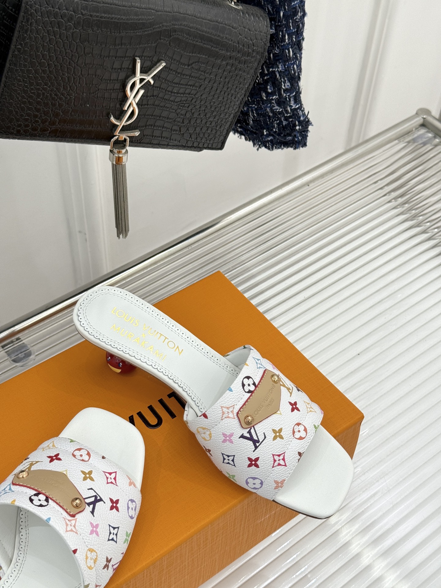 
L*V驴牌25ss春夏新品
樱桃系列樱桃跟高跟拖鞋
将经典与俏皮完美融合
老花元素搭配樱桃图案
复古中