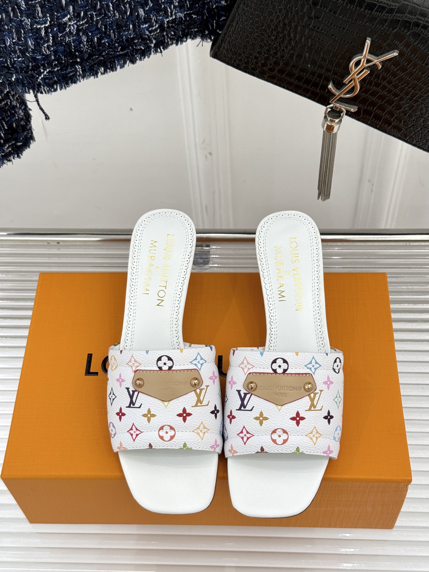 
L*V驴牌25ss春夏新品
樱桃系列樱桃跟高跟拖鞋
将经典与俏皮完美融合
老花元素搭配樱桃图案
复古中