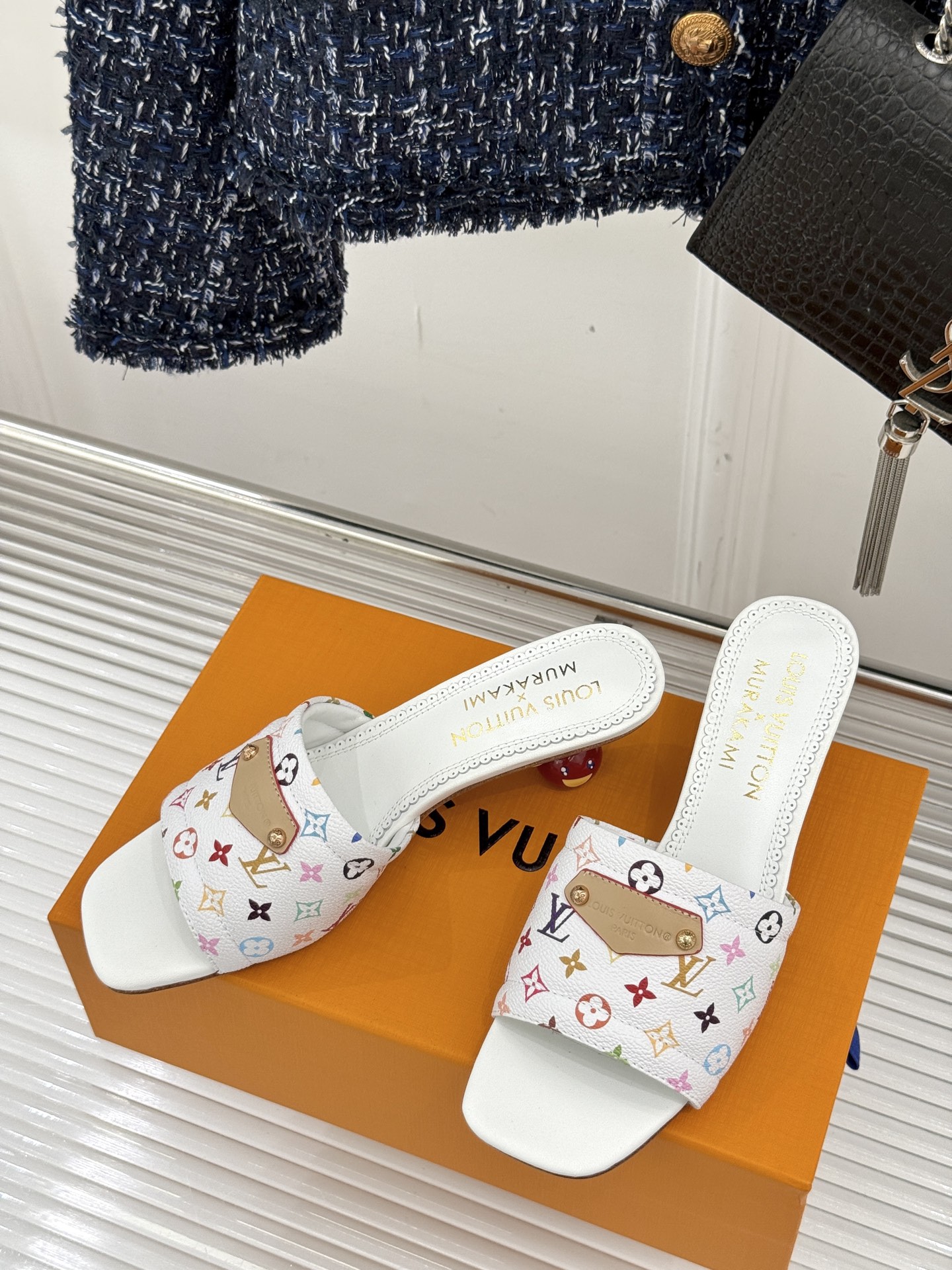 
L*V驴牌25ss春夏新品
樱桃系列樱桃跟高跟拖鞋
将经典与俏皮完美融合
老花元素搭配樱桃图案
复古中