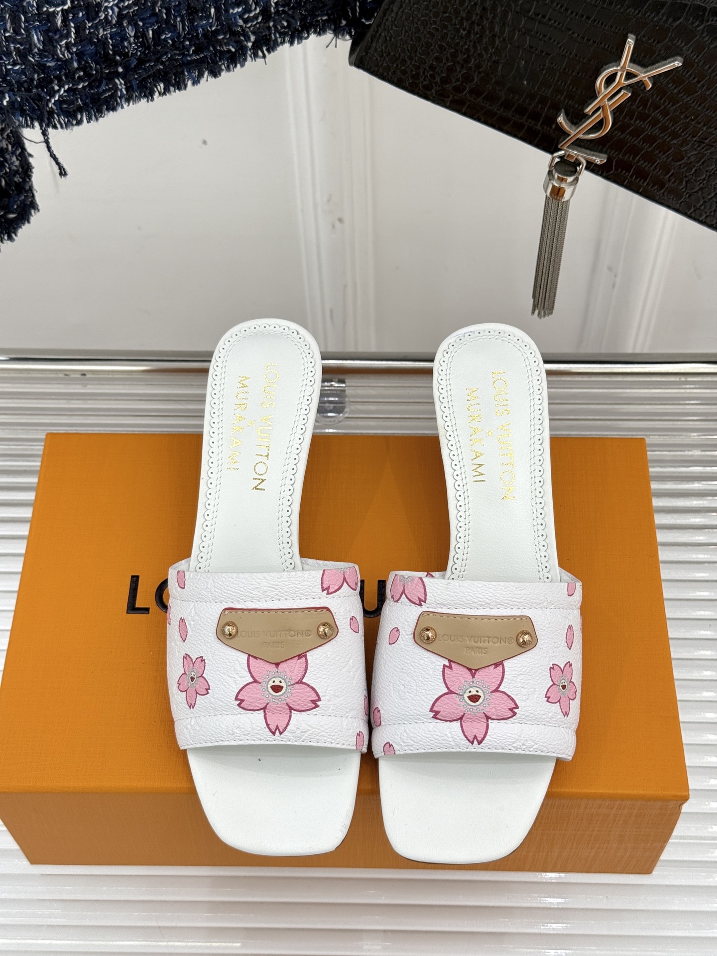 
L*V驴牌25ss春夏新品
樱桃系列樱桃跟高跟拖鞋
将经典与俏皮完美融合
老花元素搭配樱桃图案
复古中
