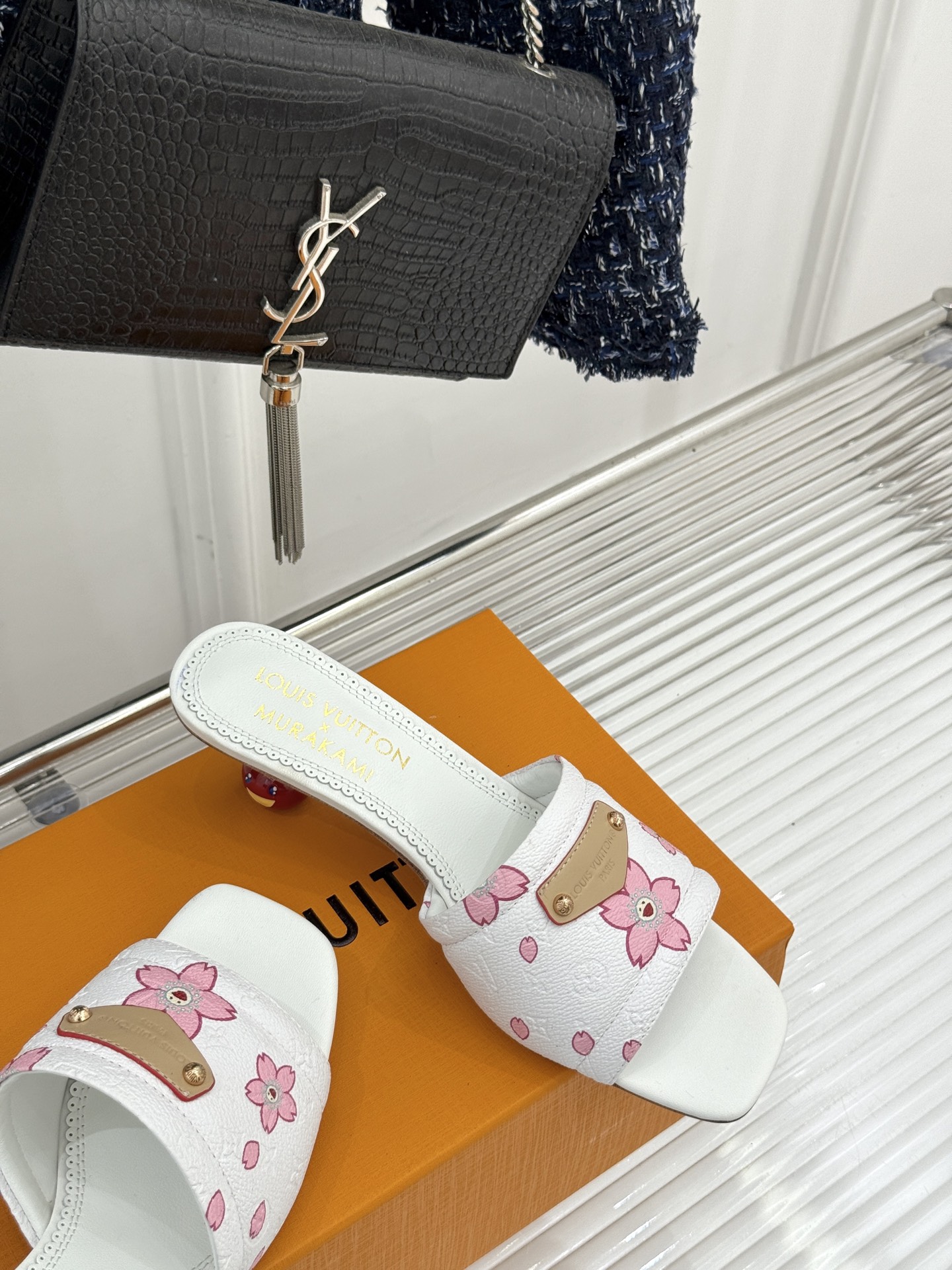 
L*V驴牌25ss春夏新品
樱桃系列樱桃跟高跟拖鞋
将经典与俏皮完美融合
老花元素搭配樱桃图案
复古中
