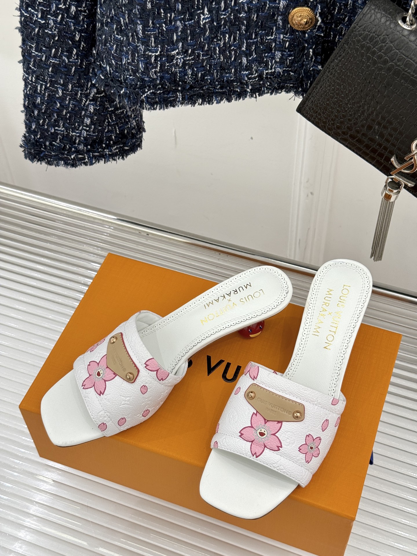 
L*V驴牌25ss春夏新品
樱桃系列樱桃跟高跟拖鞋
将经典与俏皮完美融合
老花元素搭配樱桃图案
复古中