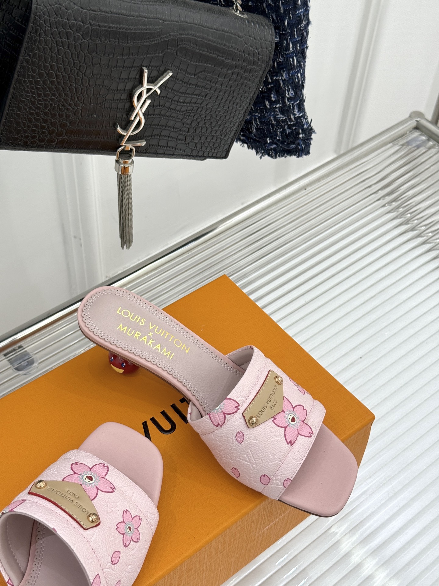 
L*V驴牌25ss春夏新品
樱桃系列樱桃跟高跟拖鞋
将经典与俏皮完美融合
老花元素搭配樱桃图案
复古中