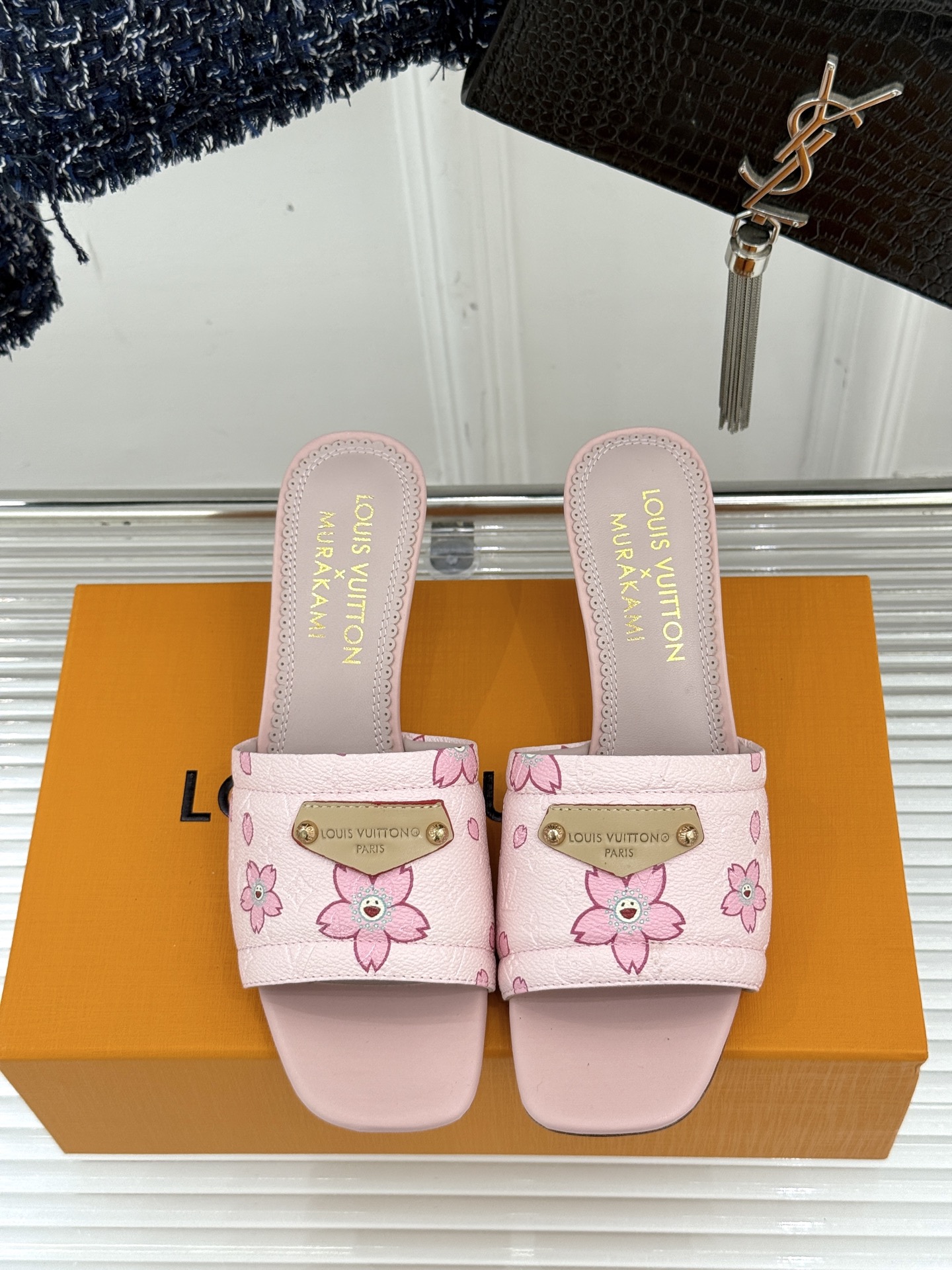 
L*V驴牌25ss春夏新品
樱桃系列樱桃跟高跟拖鞋
将经典与俏皮完美融合
老花元素搭配樱桃图案
复古中