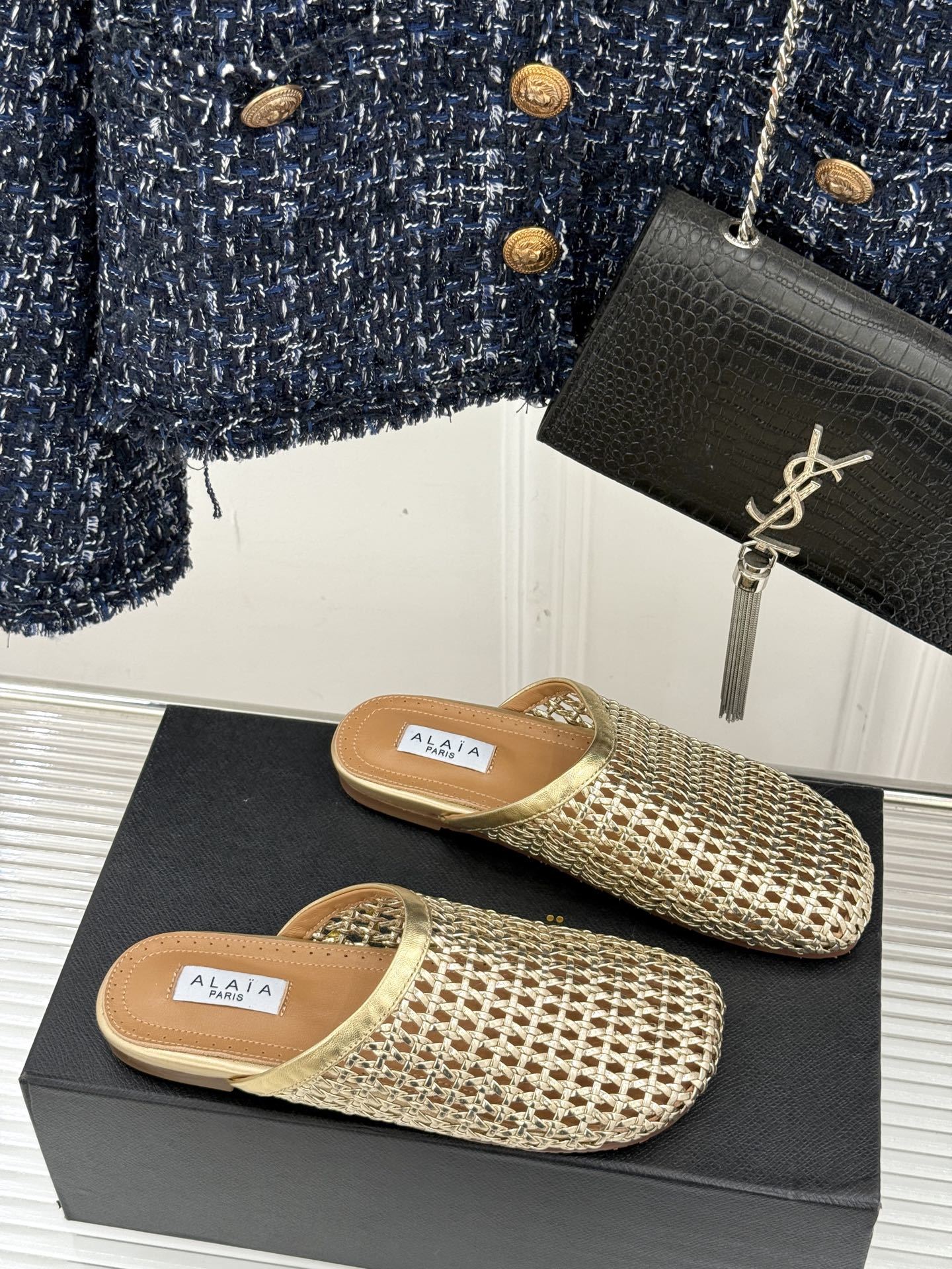 ALAIA|阿莱亚经典编制镂空半拖鞋
踏入alaia编制镂空半拖的奇妙世界
感受法式优雅与先锋设计的激