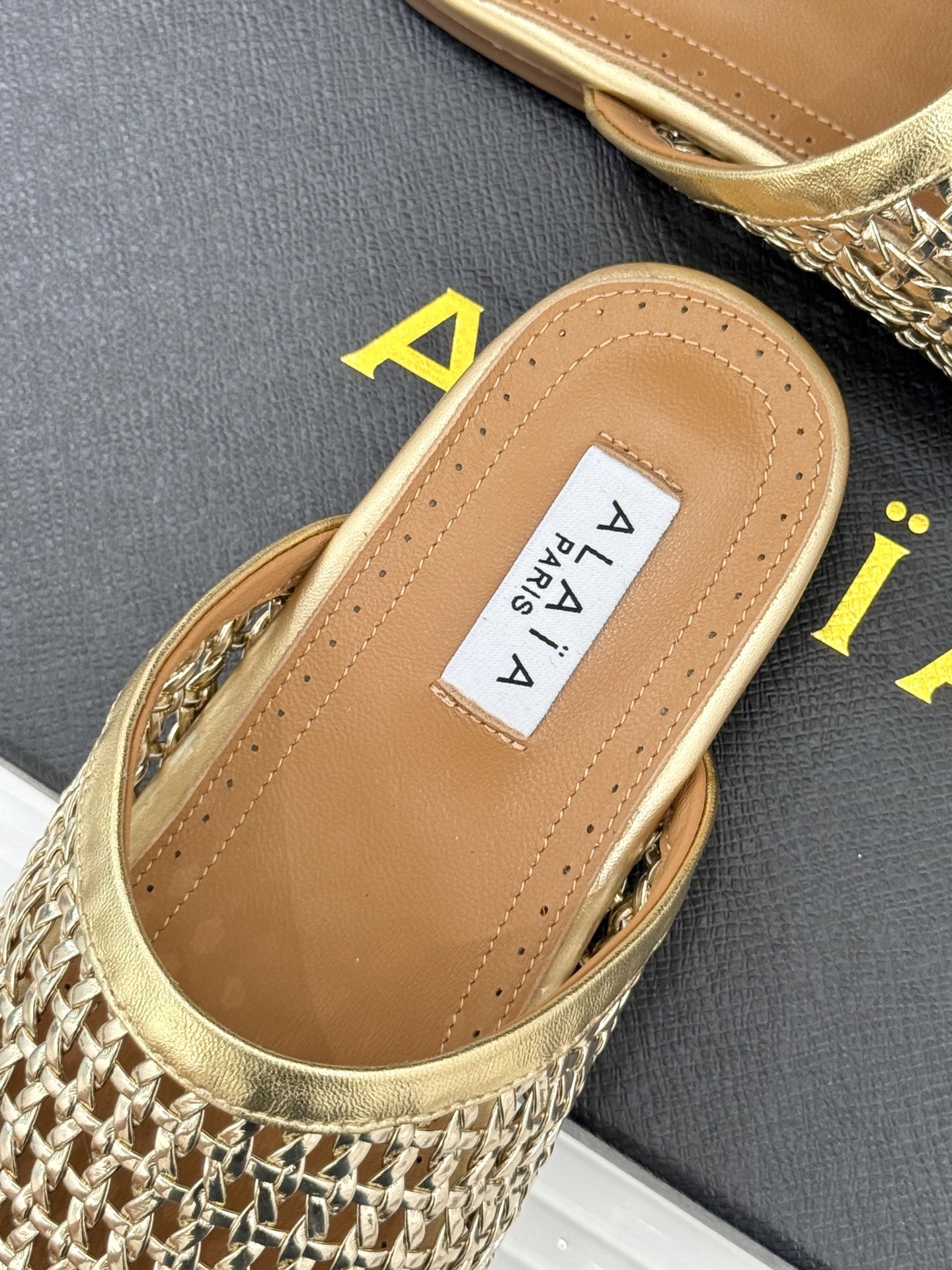 ALAIA|阿莱亚经典编制镂空半拖鞋
踏入alaia编制镂空半拖的奇妙世界
感受法式优雅与先锋设计的激