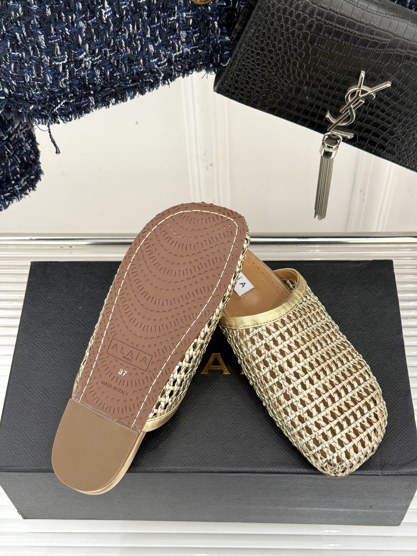 ALAIA|阿莱亚经典编制镂空半拖鞋
踏入alaia编制镂空半拖的奇妙世界
感受法式优雅与先锋设计的激